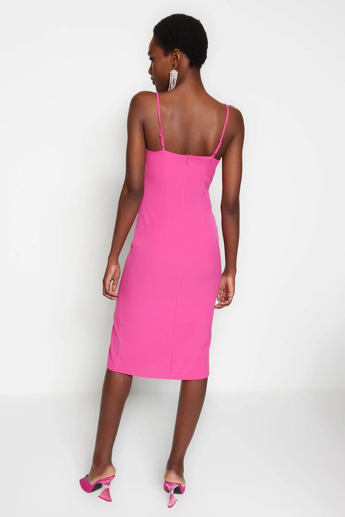 Trendyol Collection  Tailliertes Abendkleid in Fuchsia mit gewebtem Fenster/Ausschnittdetail TPRSS23EL00223