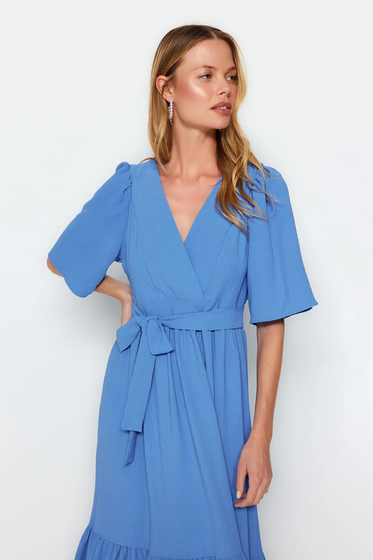 Trendyol Collection  Indigofarbenes, gewebtes, zweireihiges, gewebtes Midikleid mit Kragen hinten und detailliertem Gürtel TWOSS23EL02164