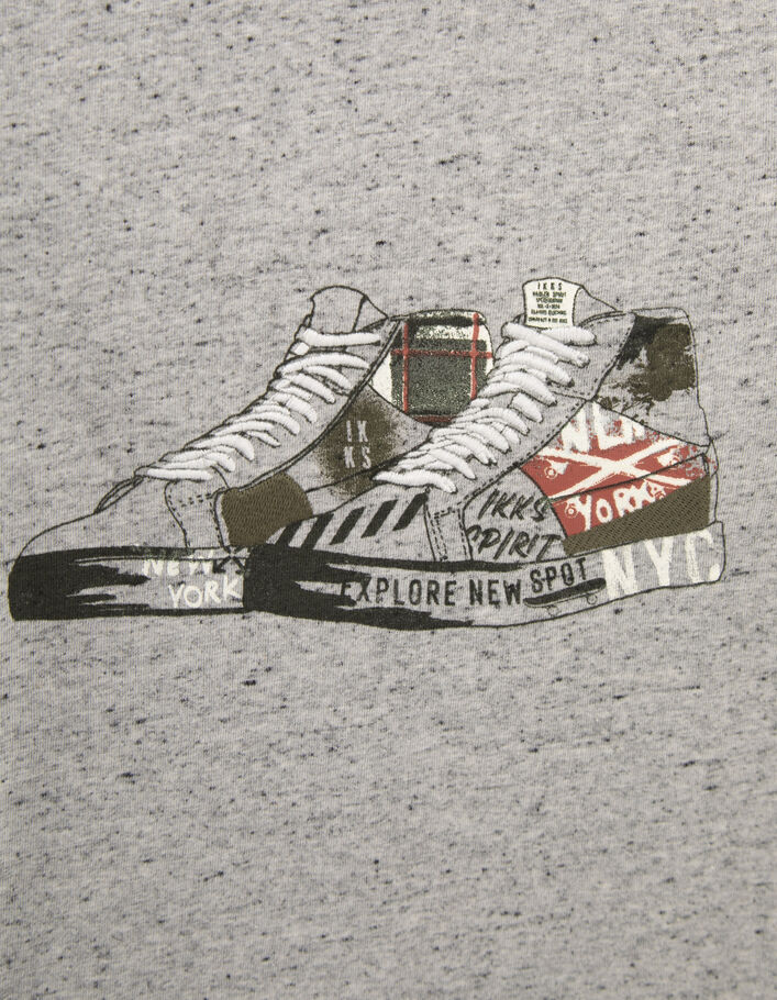 T-shirt gris chiné avec sneakers brodées garçon