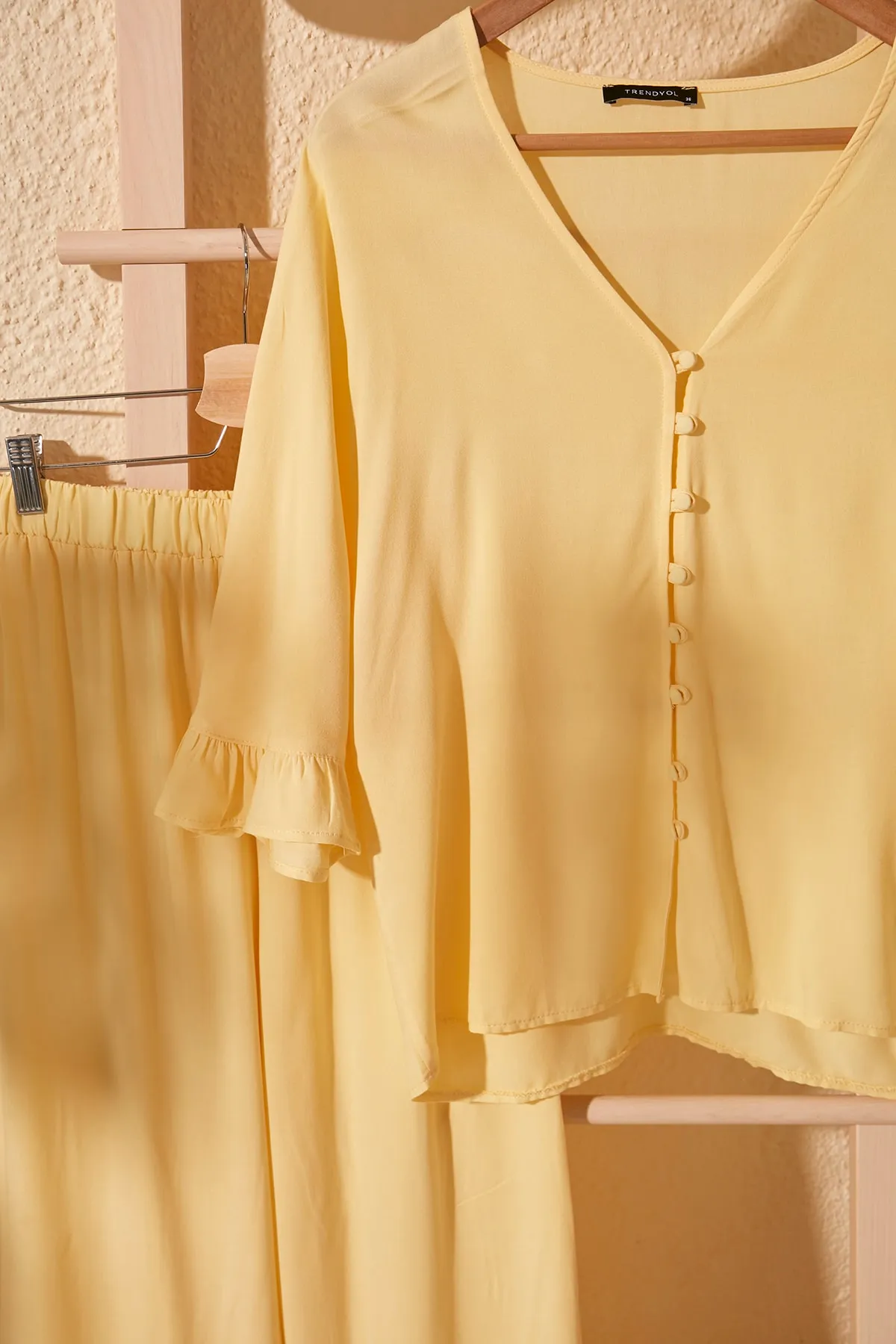 Trendyol Collection  Pyjama-Set aus Viskosegewebe mit Rüschen und gelben Ärmeln THMSS20PT0130