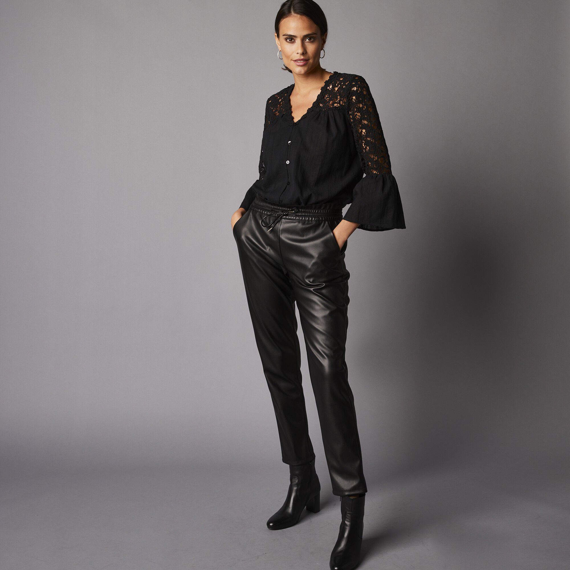 Pantalon vegan en faux cuir (1), taille haute smockée