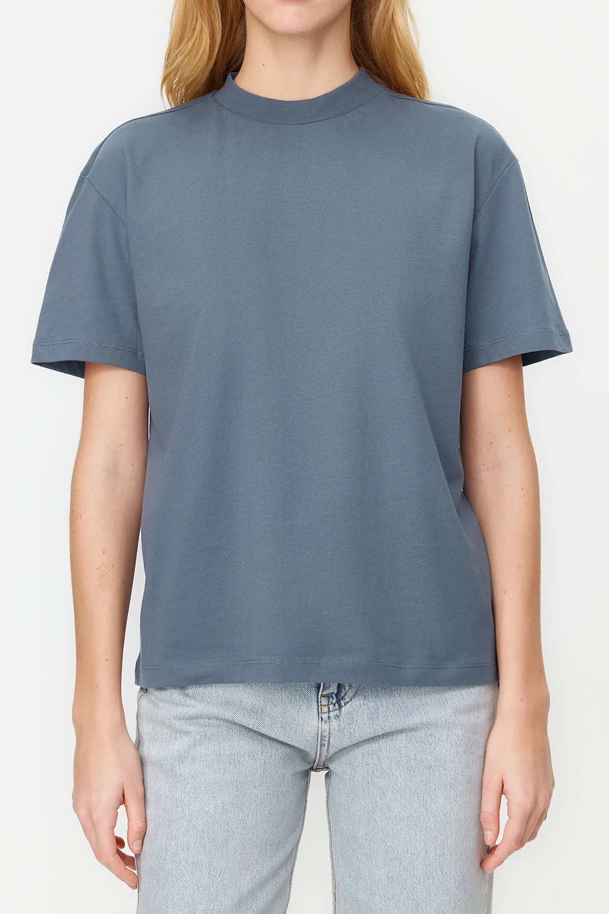 Trendyol Collection  Dunkelgraues Basic-Strick-T-Shirt aus 100 % Baumwolle mit Stehkragen TWOAW20TS0096