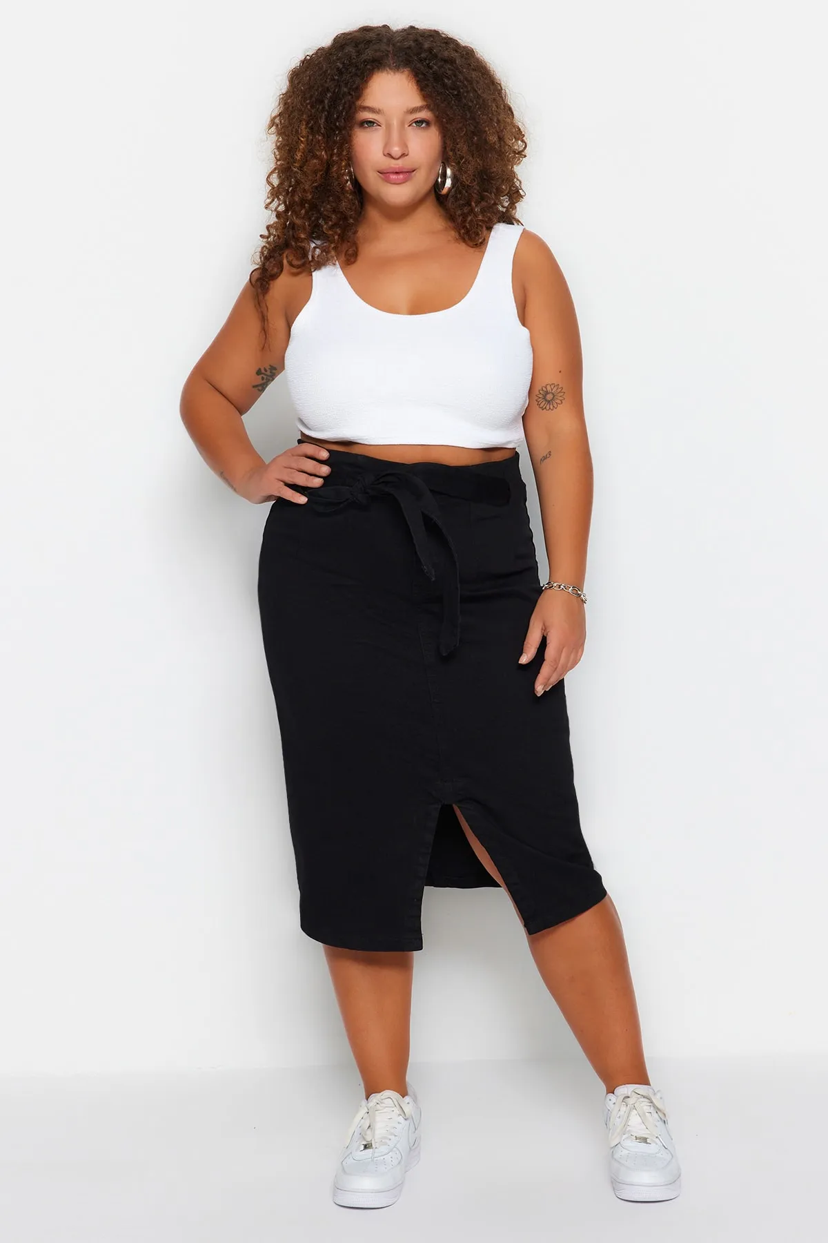 Trendyol Curve  Schwarzer, gerader Rock mit Schlitz und hohem Bund und Gürtel TBSSS23AZ00017