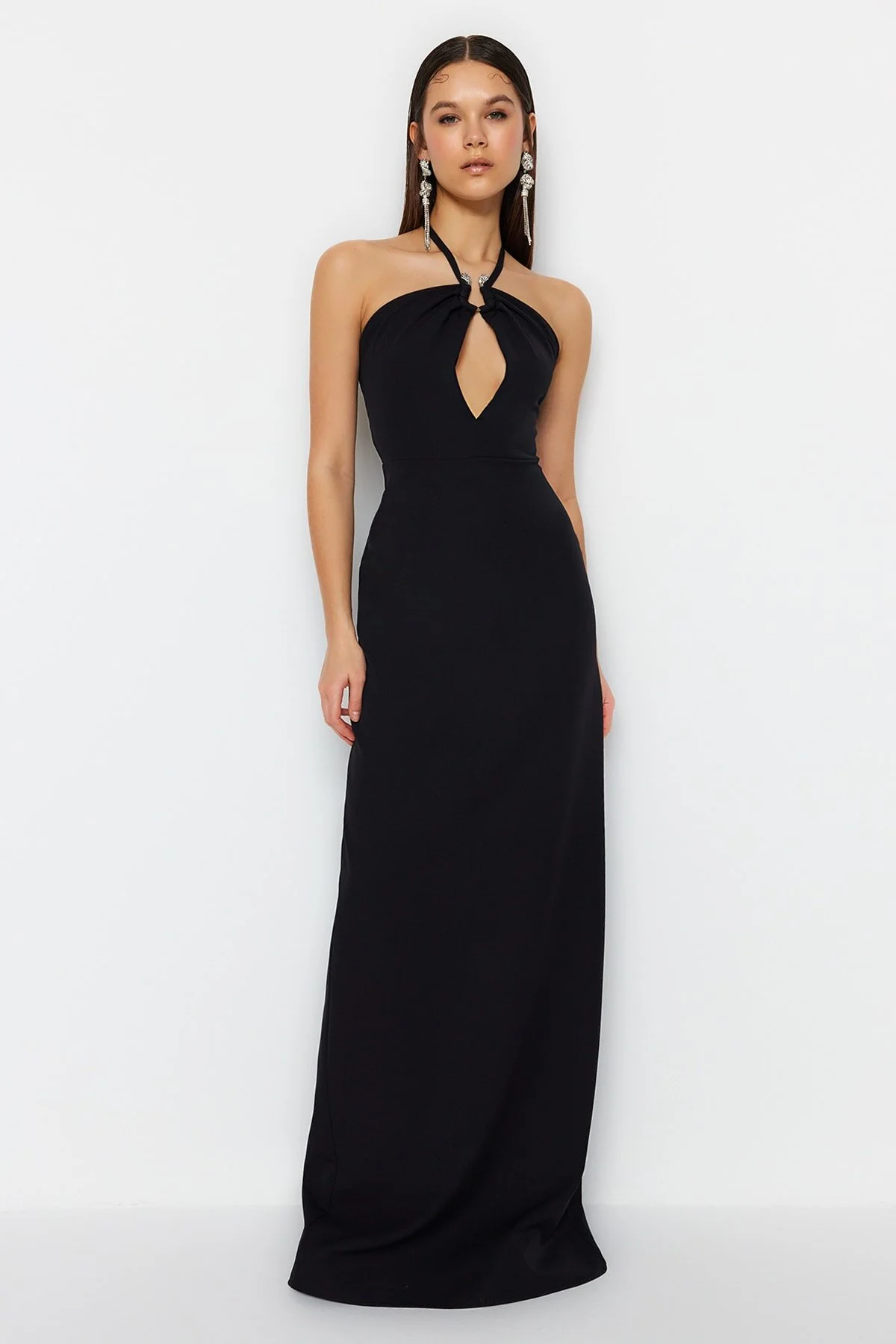 Trendyol Collection  Schwarzes langes Abendkleid mit Accessoire-Details TPRSS23AE00183