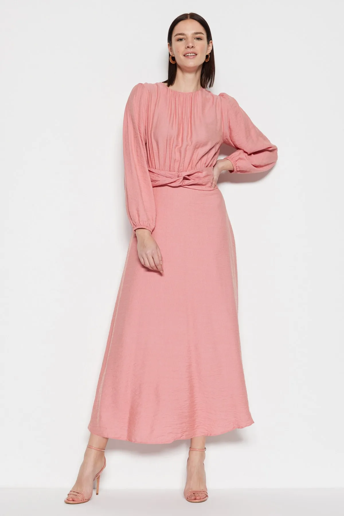 Trendyol Modest  Hellrosa gewebtes Kleid mit Taillen- und Raffdetails TCTSS23EB00138