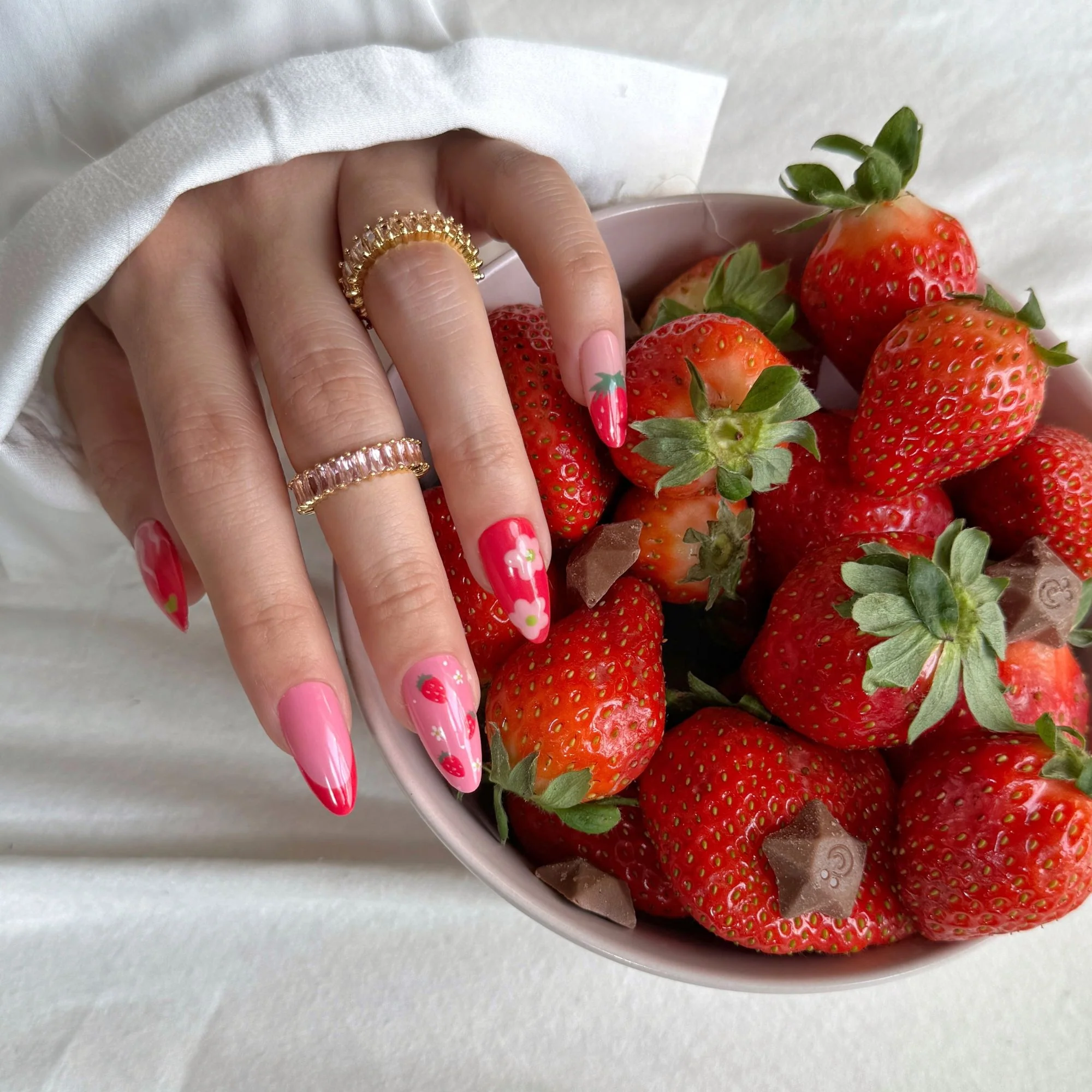 Strawberrymania UV gel lak za nokte polutrajni lak za nokte - lak za nokte s efektom gela