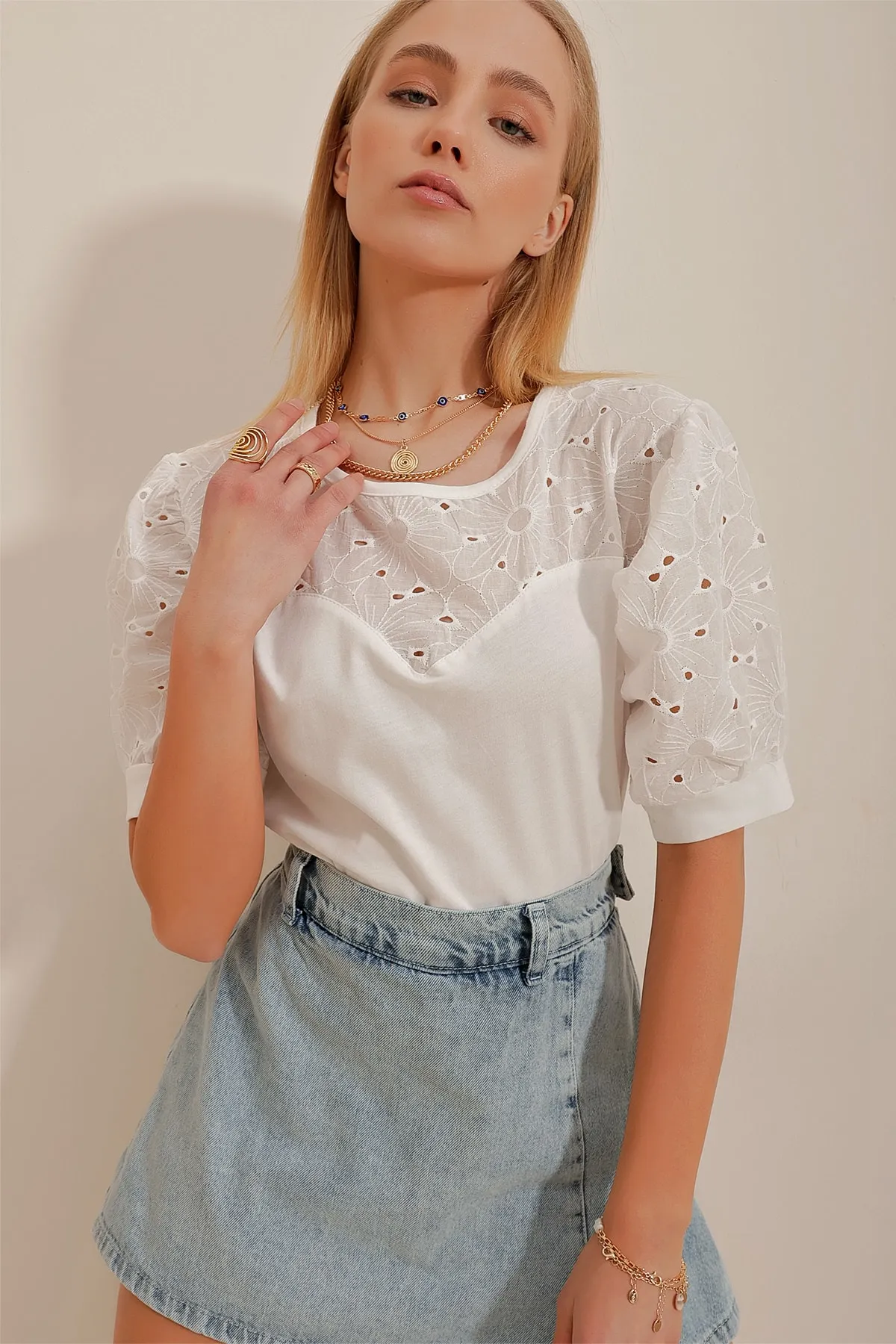 Trend Alaçatı Stili  Weiße Damenbluse mit Rundhalsausschnitt und Muscheldetails, ALC-X10372