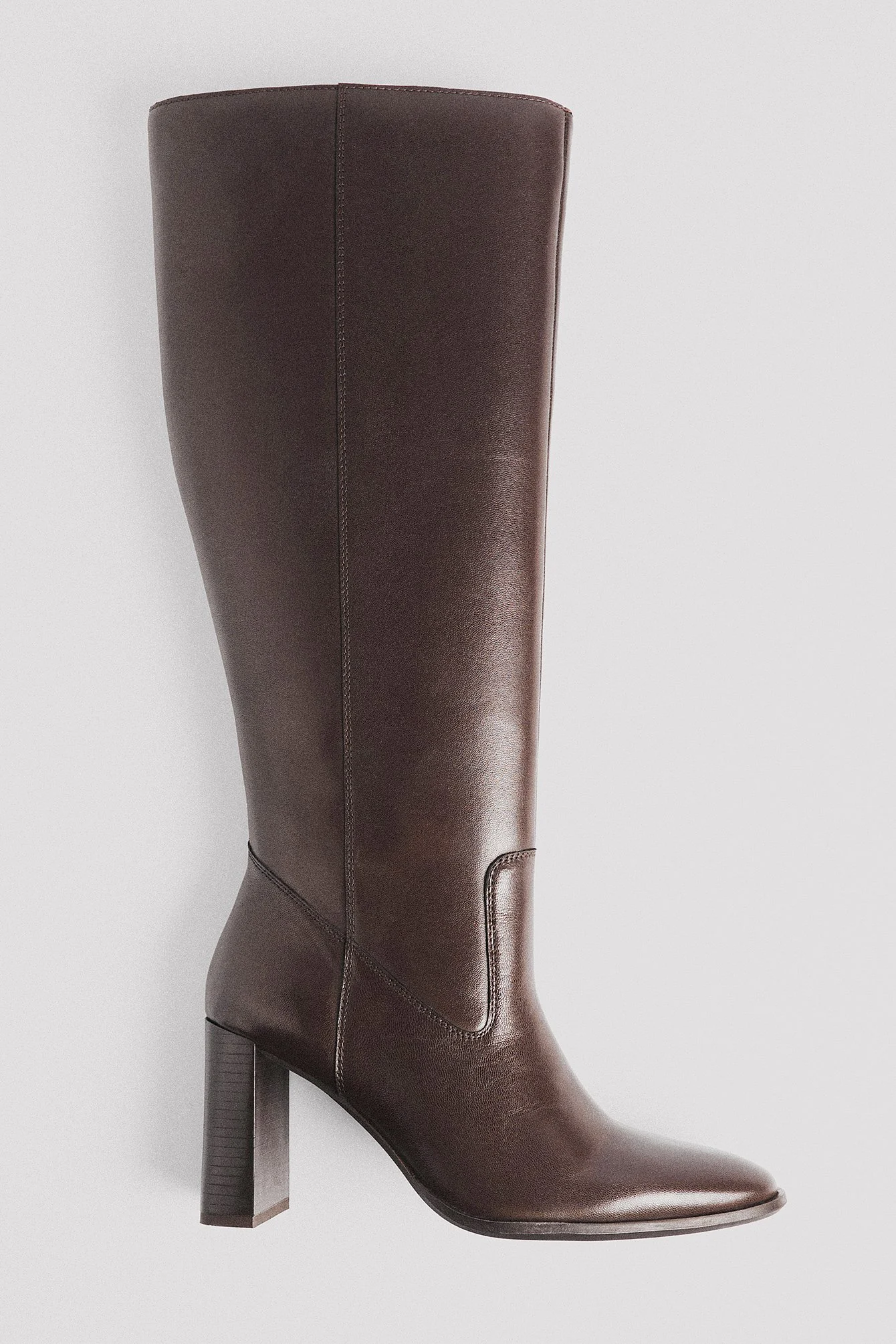 Kniehohe Lederstiefel mit abgerundeter Spitze