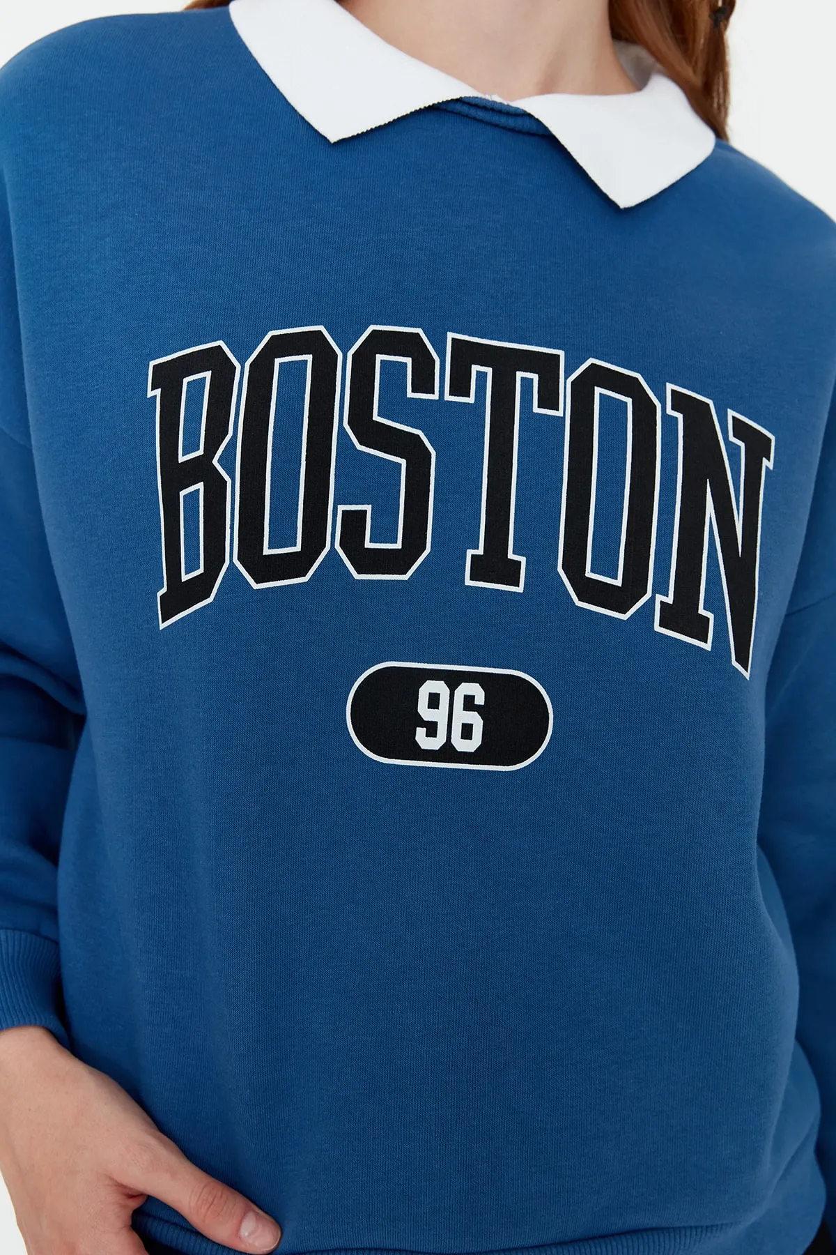 Trendyol Collection  Indigo bedrucktes Boyfriend-Sweatshirt aus dickem Fleece innen TWOSS21SW0171