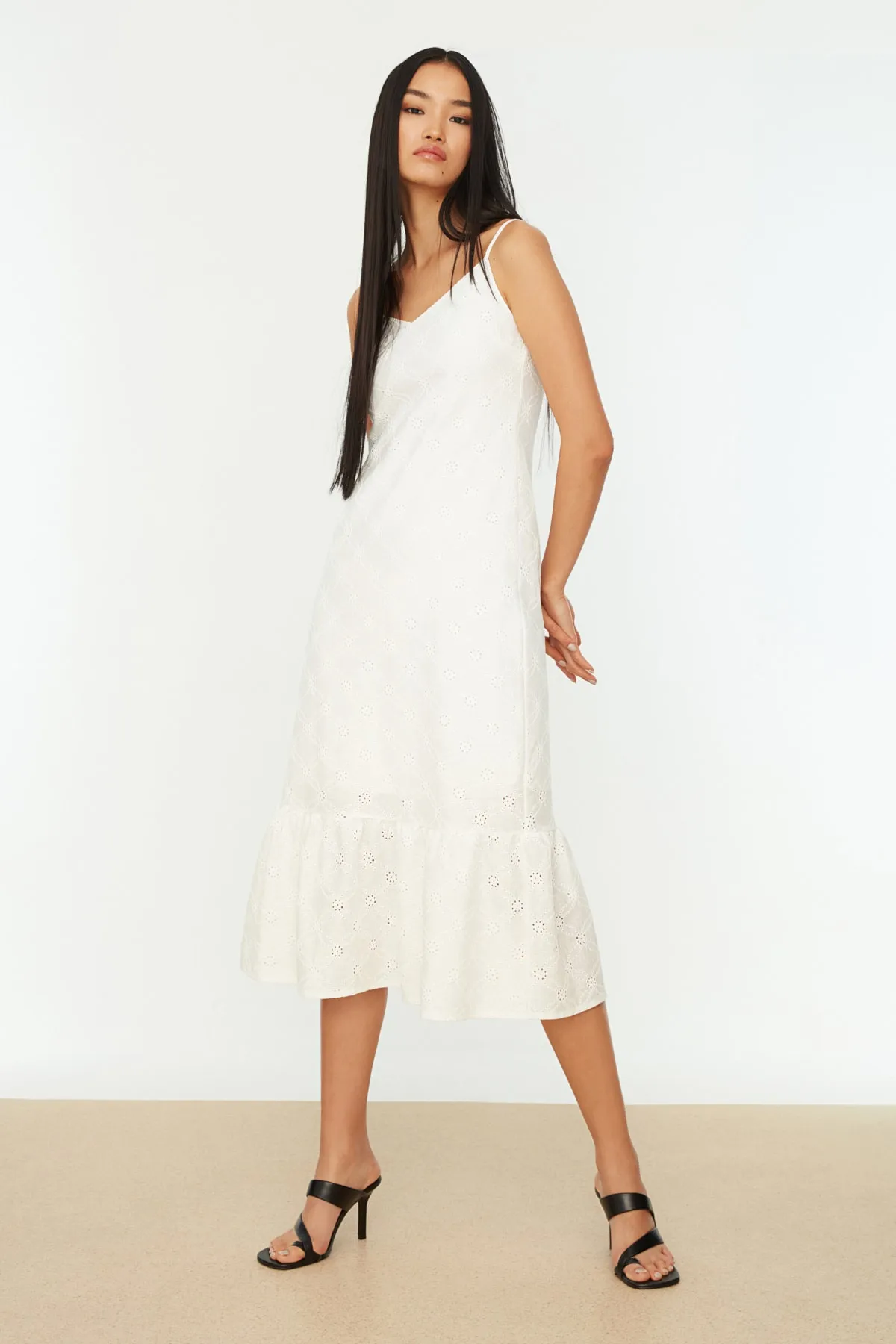 Trendyol Collection  Weißes, gewebtes Kleid mit Trägerstickerei und Stickerei TWOSS21EL3001