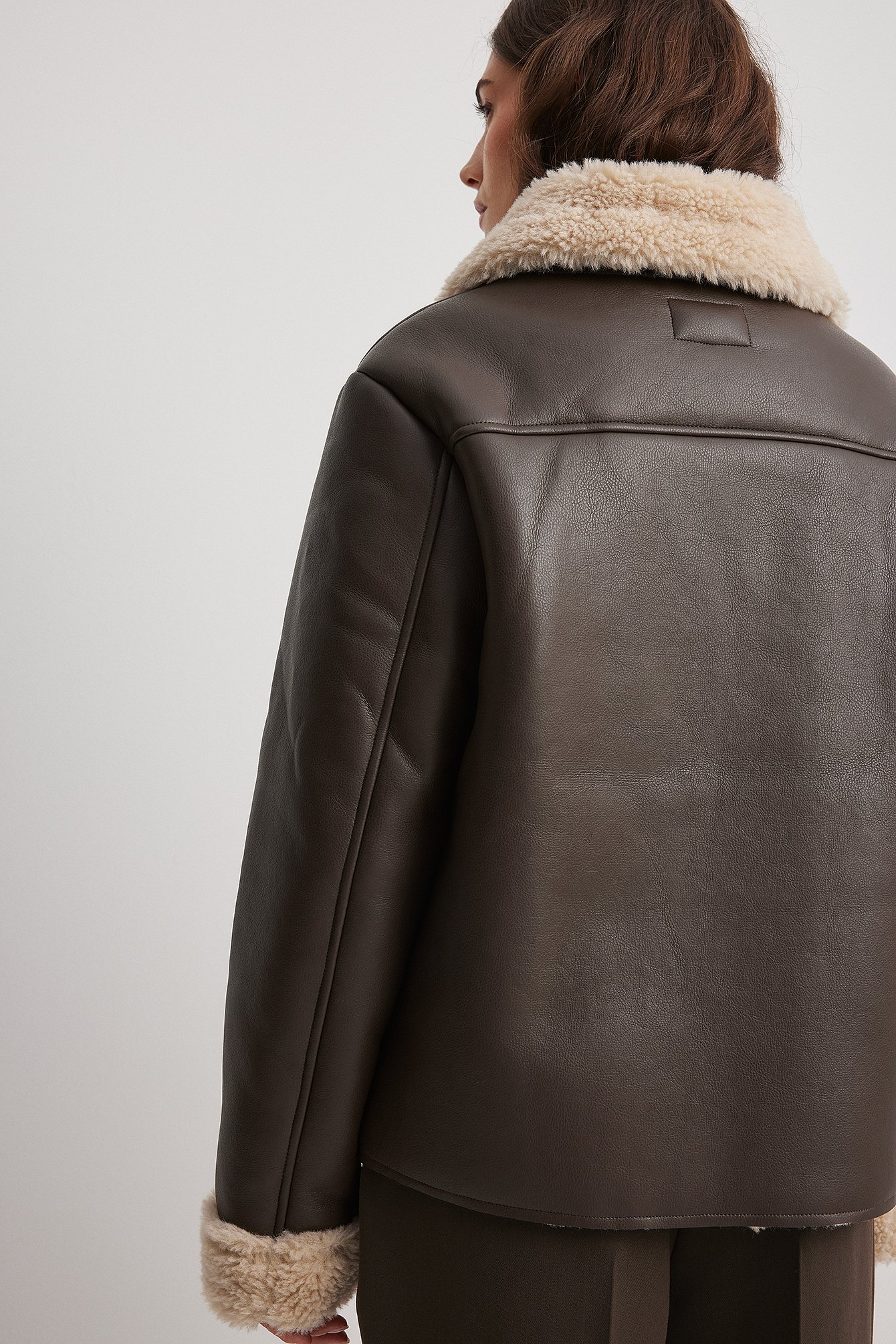 Kurze PU-Jacke aus Teddystoff