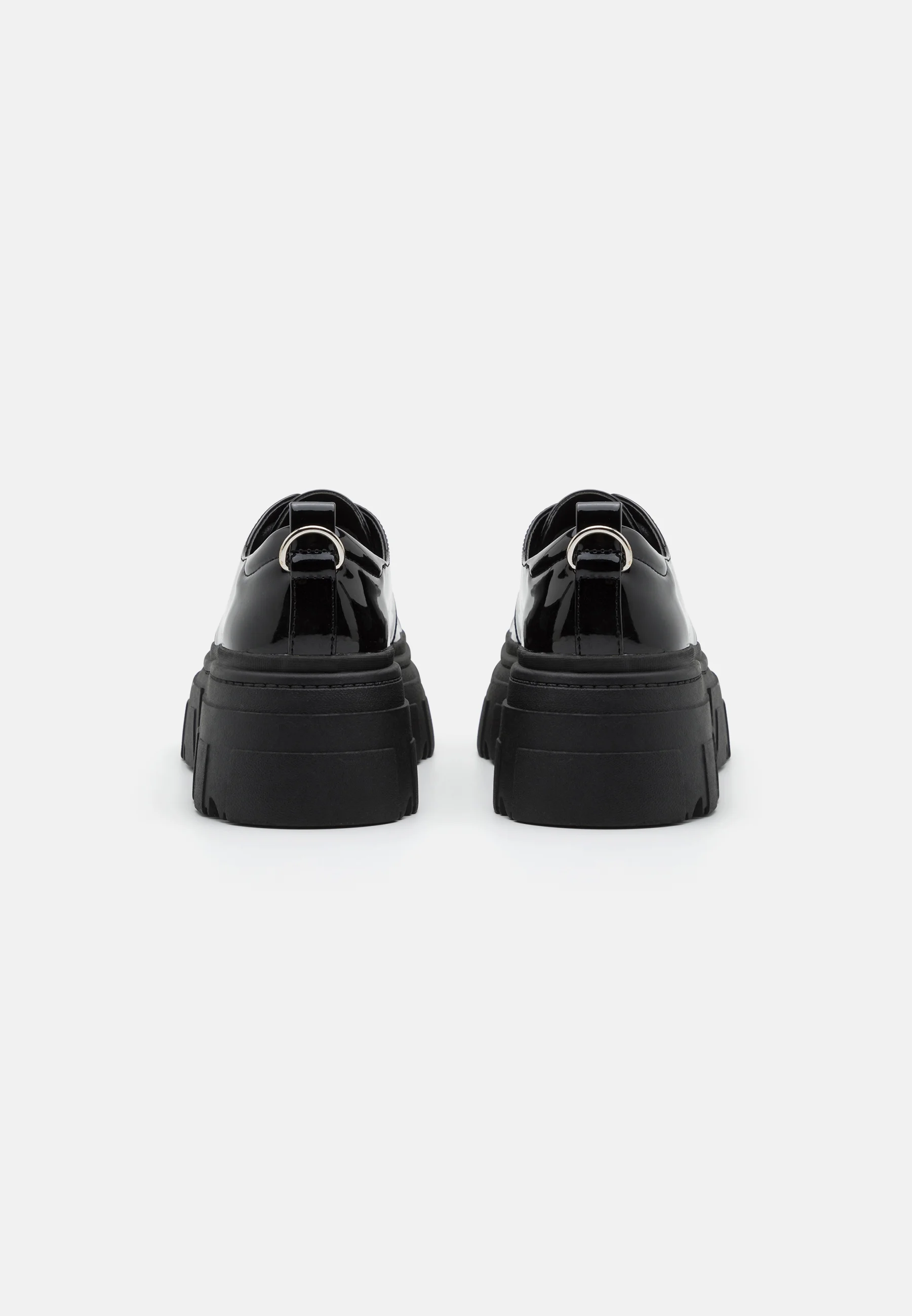 Zapatos con cordones pares e impares
