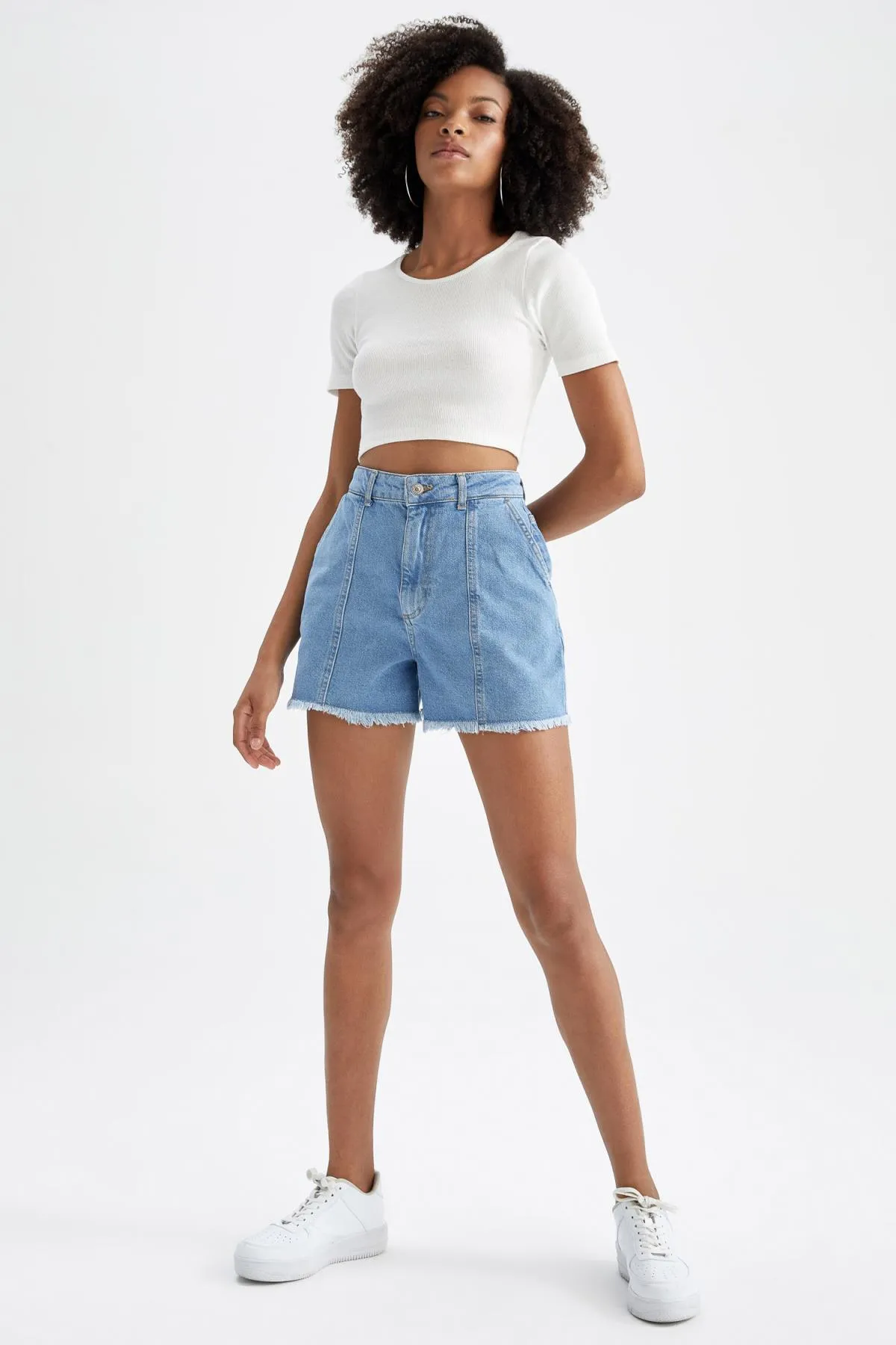 DeFacto  Mom-Fit-Jeans mit hoher Taille und Cut-Toe-Shorts aus 100 % Baumwolle