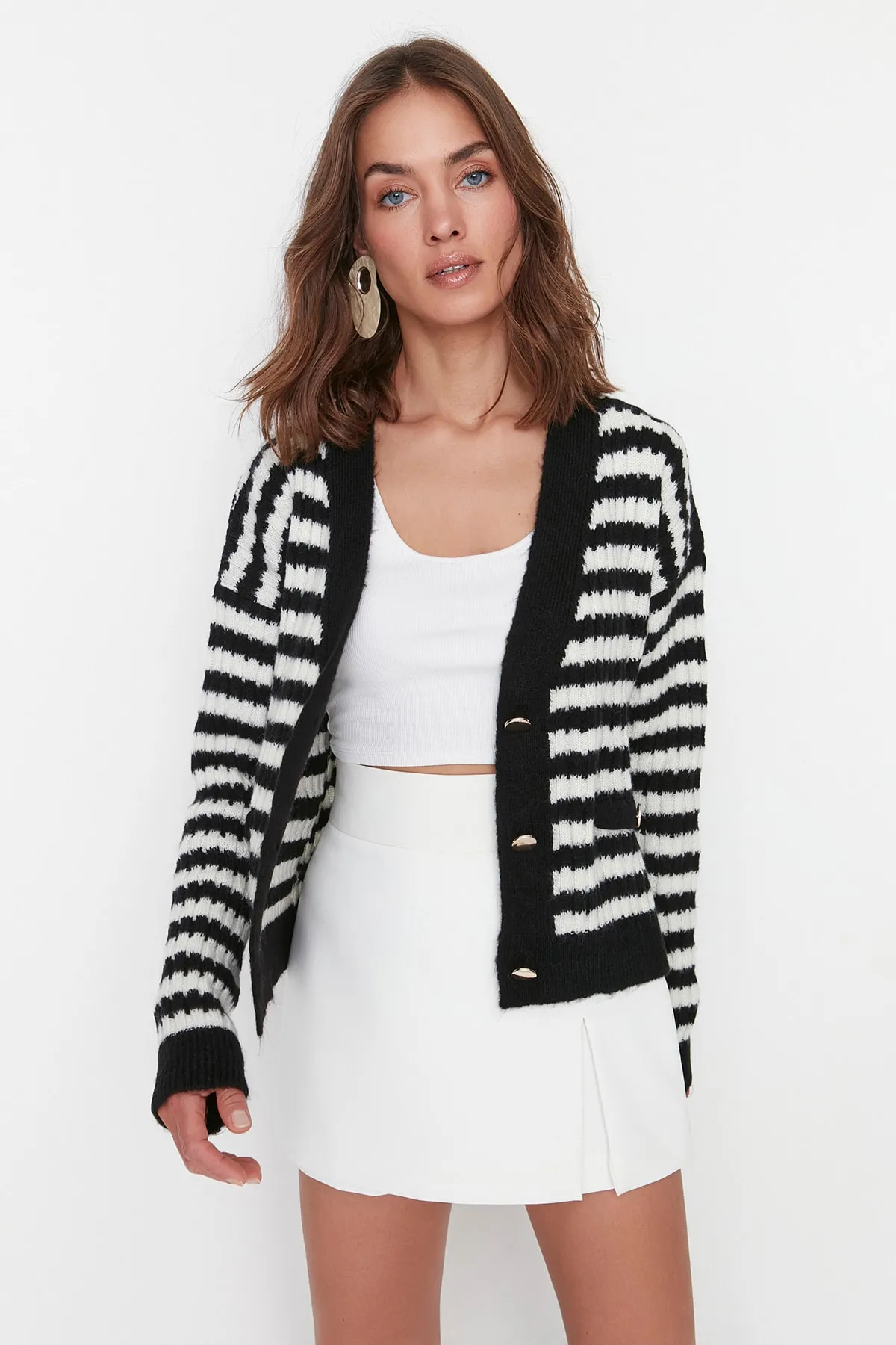 Trendyol Collection  Schwarzer, weich strukturierter Strickcardigan mit Streifen TWOAW23HI00266