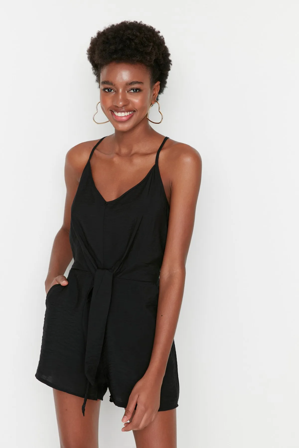 Trendyol Collection  Schwarzer Mini-Jumpsuit aus Webstoff mit Gürtel und Bindedetail TWOSS22TU0300