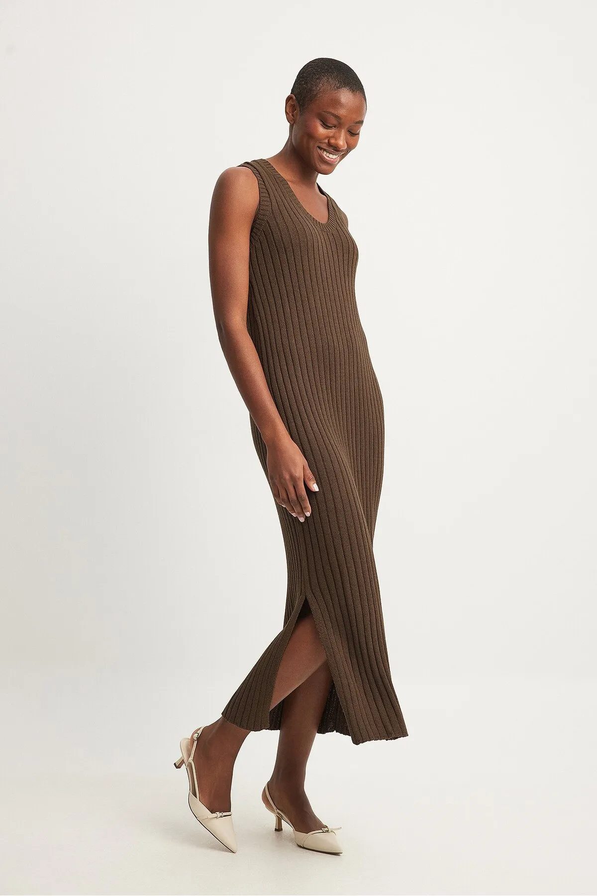 NA-KD  Rippstrick-Midikleid mit V-Ausschnitt