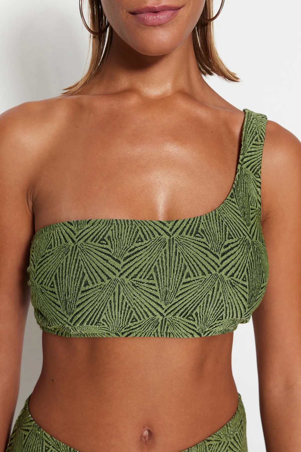Trendyol Collection  Grünes One-Shoulder-Bikinioberteil mit Glitzer TBESS23BU00270