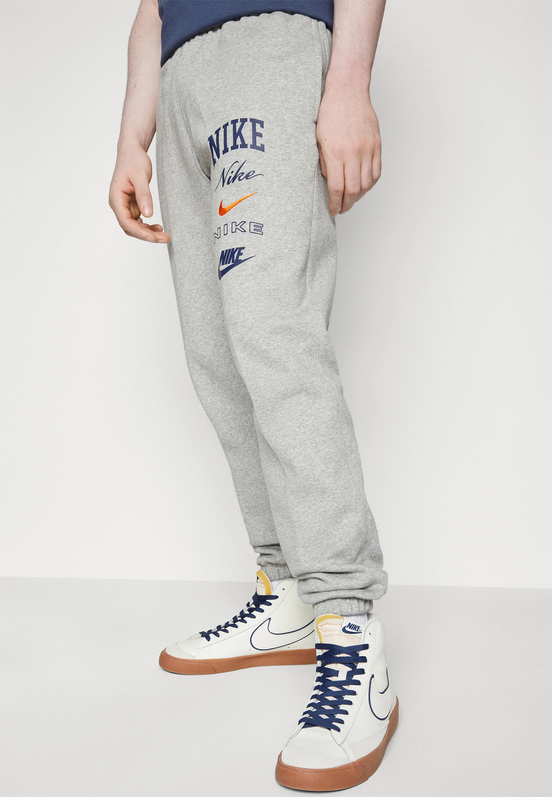 Nike Sportswear CLUB PANT STACK - Pantalones deportivos