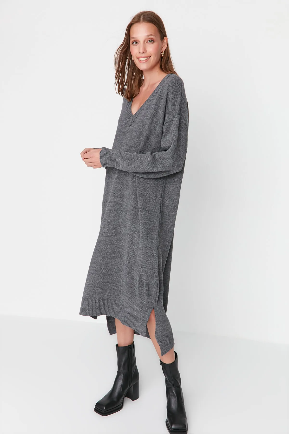 Trendyol Collection  Anthrazitfarbenes Maxi-Strickkleid mit V-Ausschnitt TWOAW23EL00642