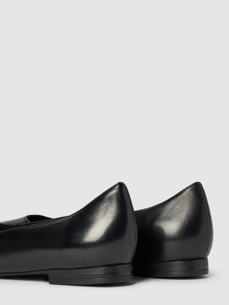 Ballerinas mit spitzer Form in schwarz