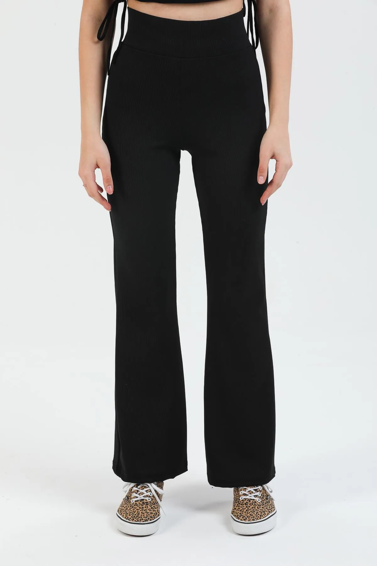 Domoda  Schwarze, gerippte, glättende Camisole-Strickstrumpfhose mit spanischem Schnitt und hoher Taille