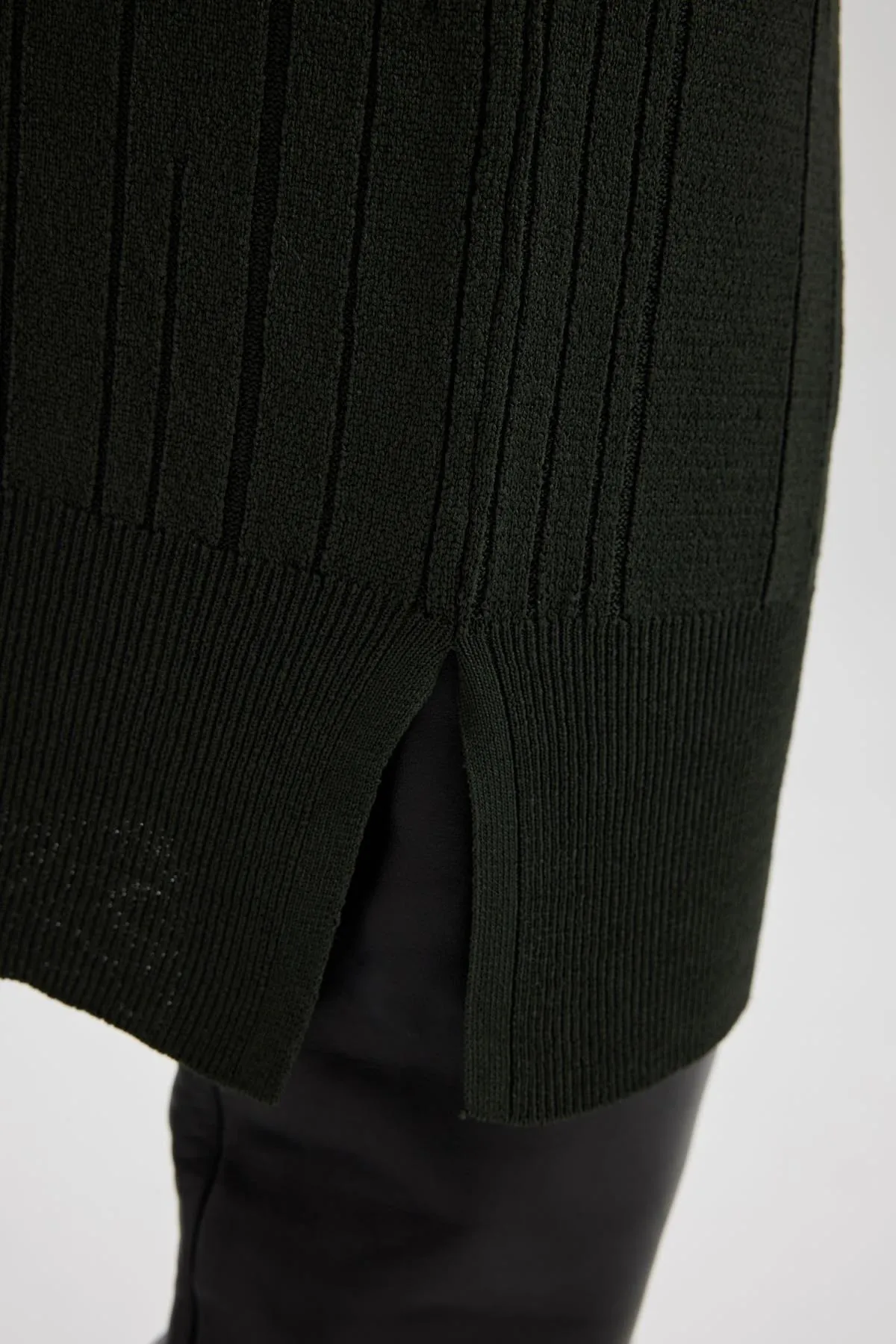 DeFacto  Langärmliges Midikleid aus Crêpe in normaler Passform A9806ax23wn