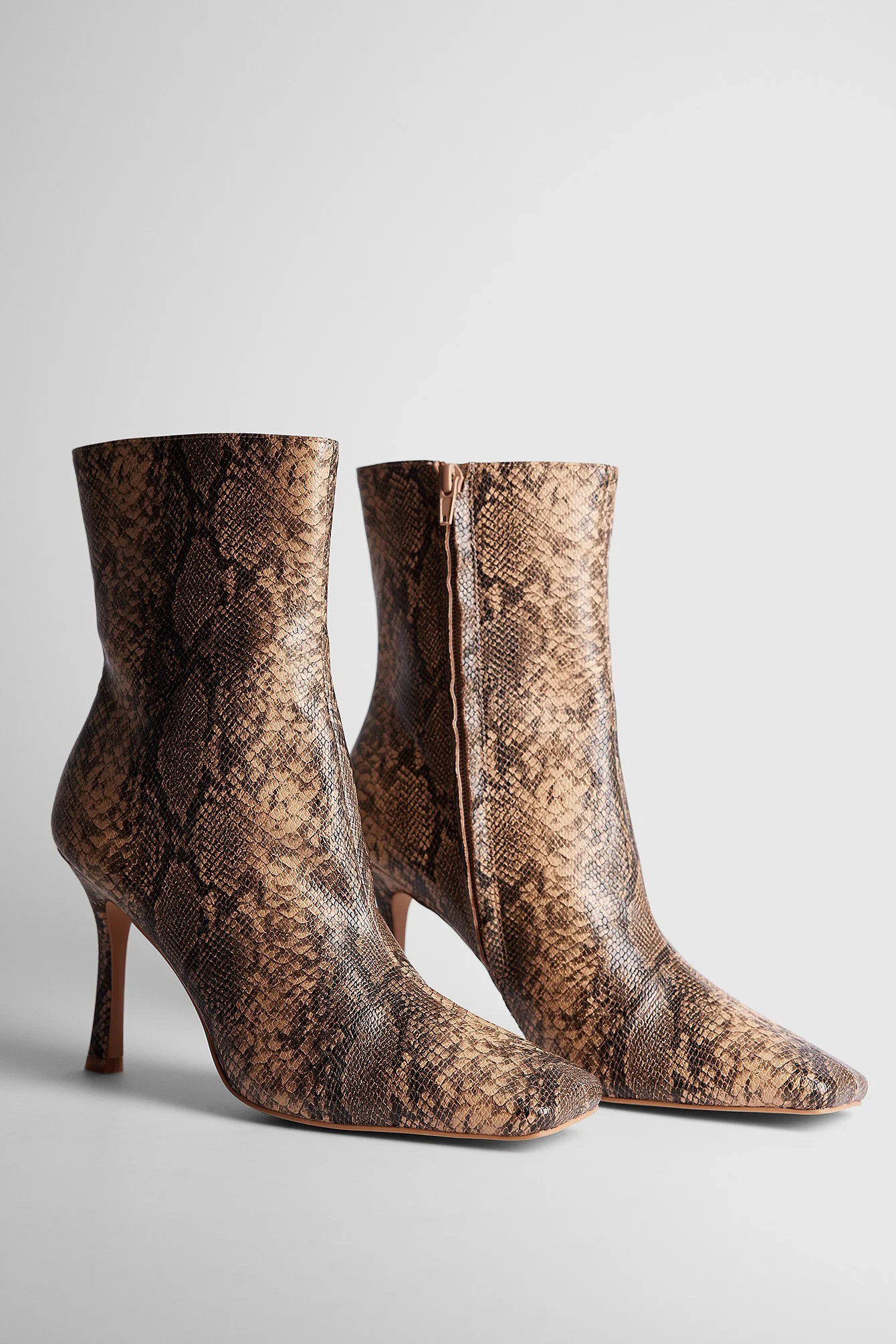 Stiefel in Schlangenoptik