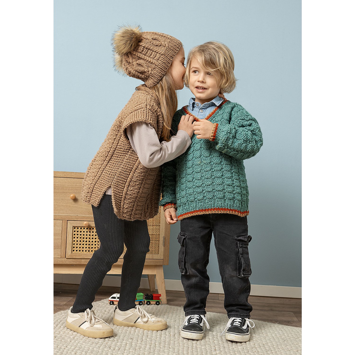 buttinette Fellimitat-Bommel, beige, Größe: 9 cm Ø