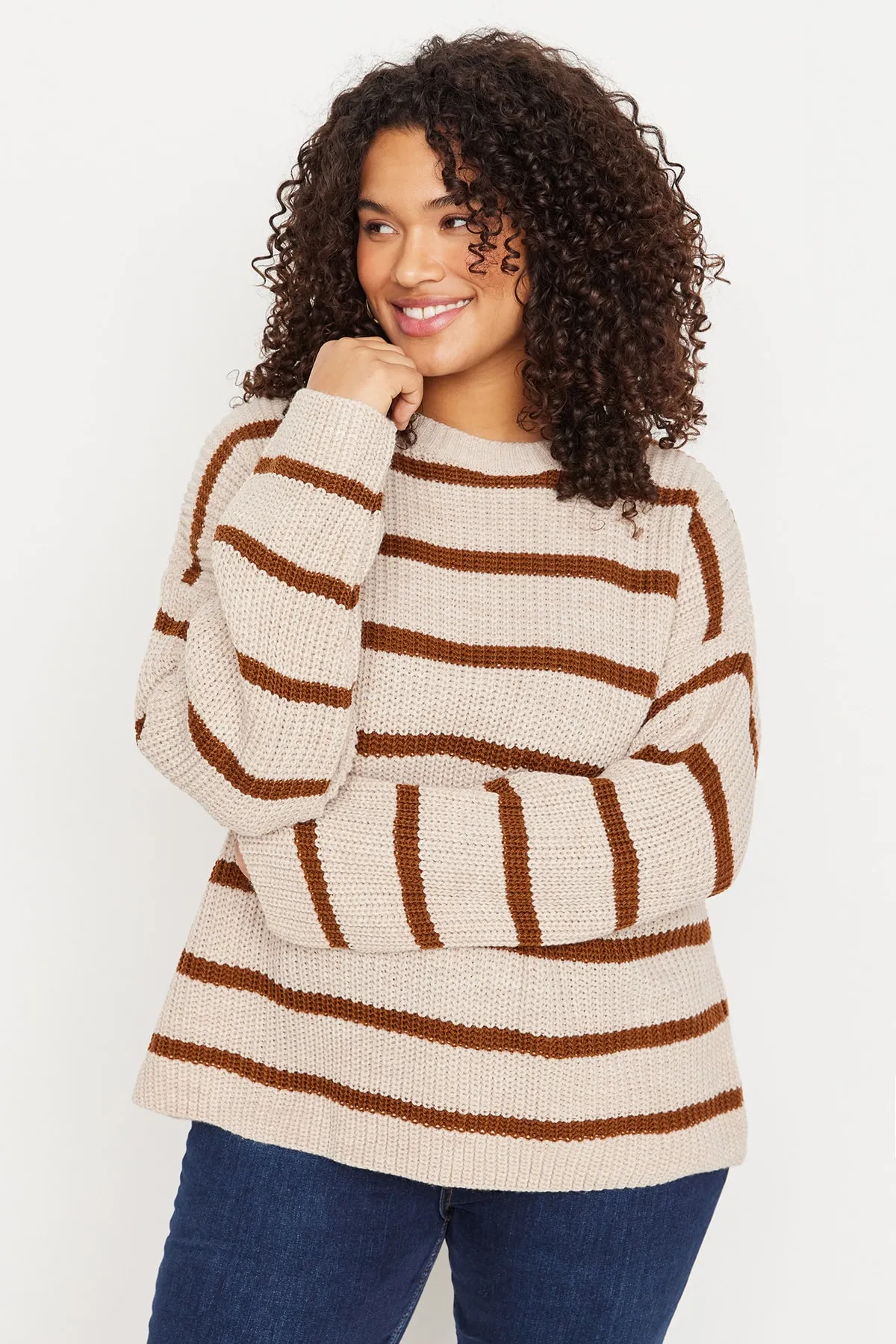Trendyol Curve  Steinfarbener, schulterfreier Strickpullover mit Streifenmuster
