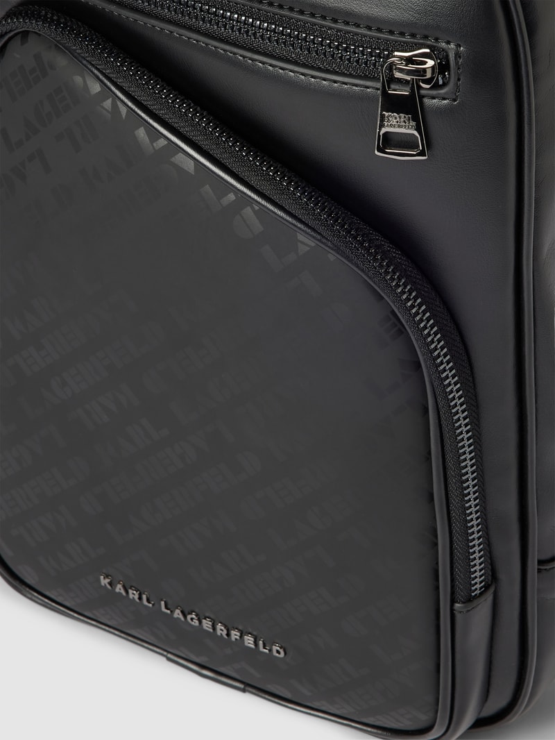 Crossbody Bag mit Label-Detail in schwarz