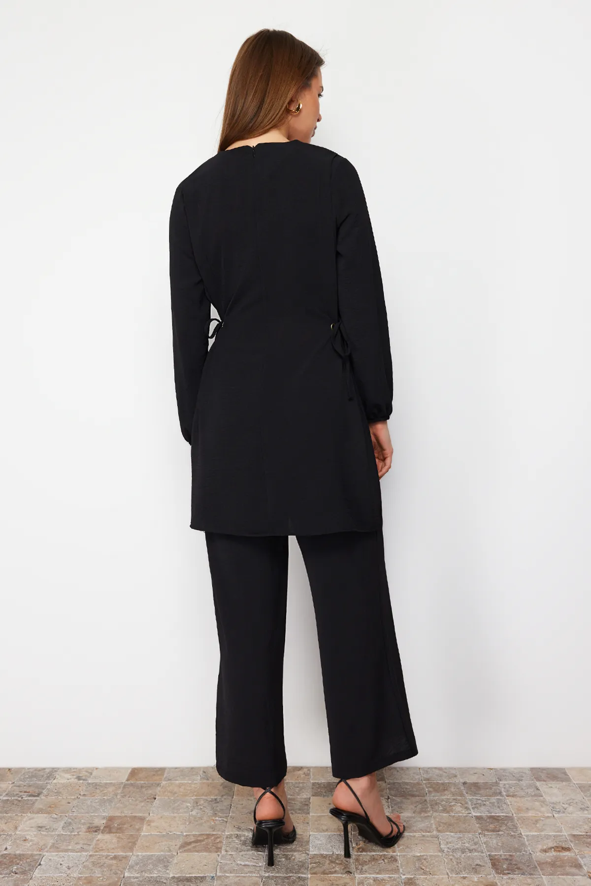 Trendyol Modest  Schwarzes Aerobin Tunika-Hosen-Set mit Ösen und Krawattendetails TCTAW22US0092