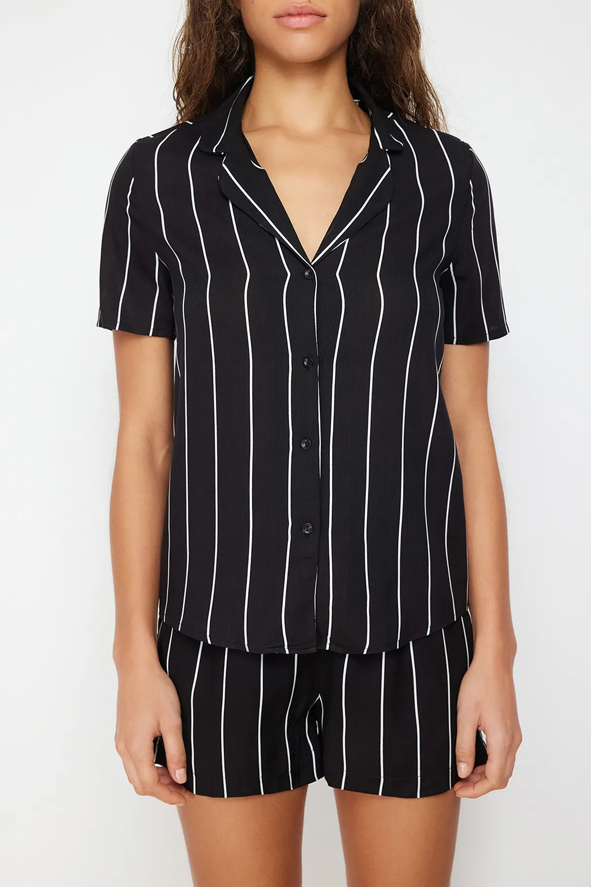 Trendyol Collection  Schwarz gestreiftes Viskose-Pyjama-Set THMSS24PT00012