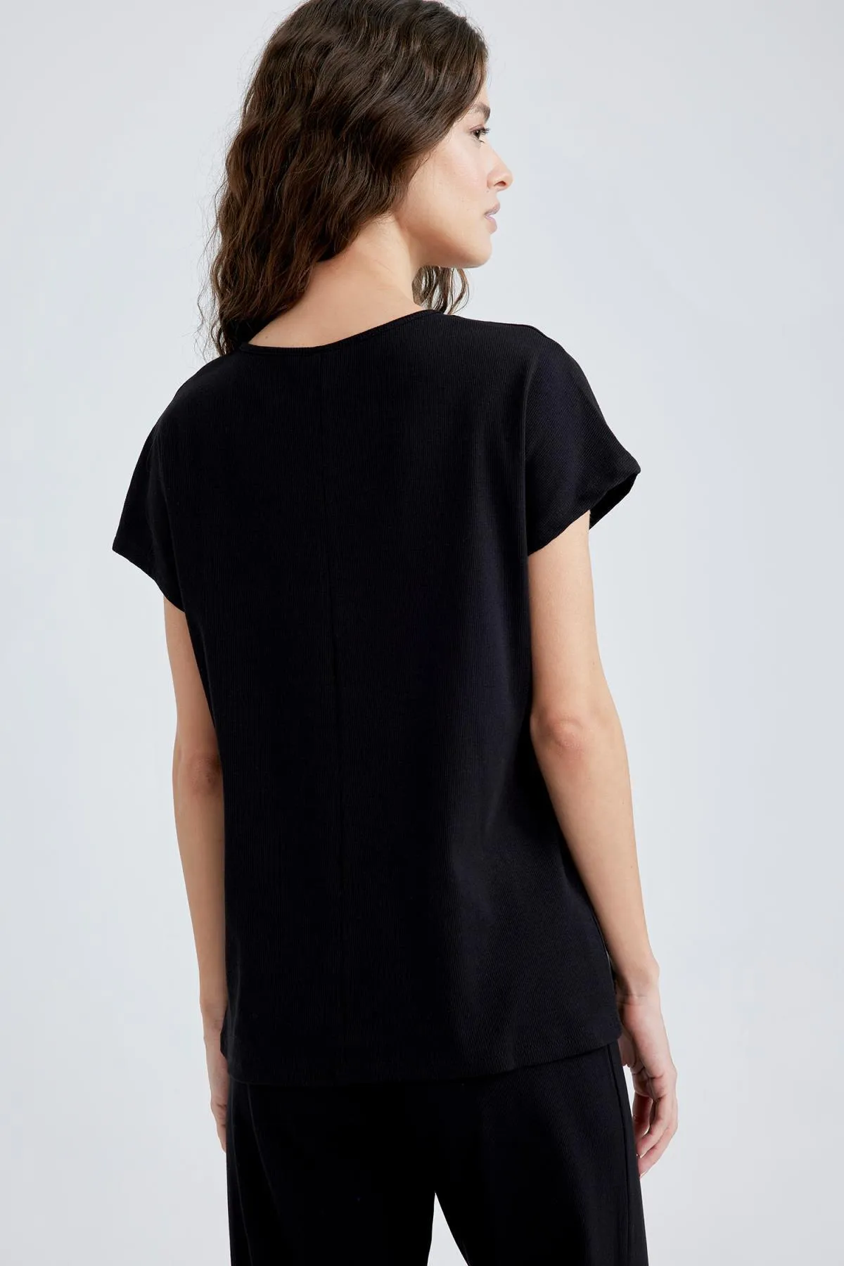 DeFacto  Fall In Love Basic-Pyjama-Oberteil mit normaler Passform und Rundhalsausschnitt Z5331az23sp
