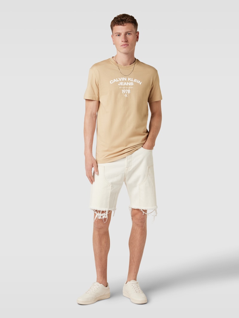 T-Shirt mit Label-Print in beige