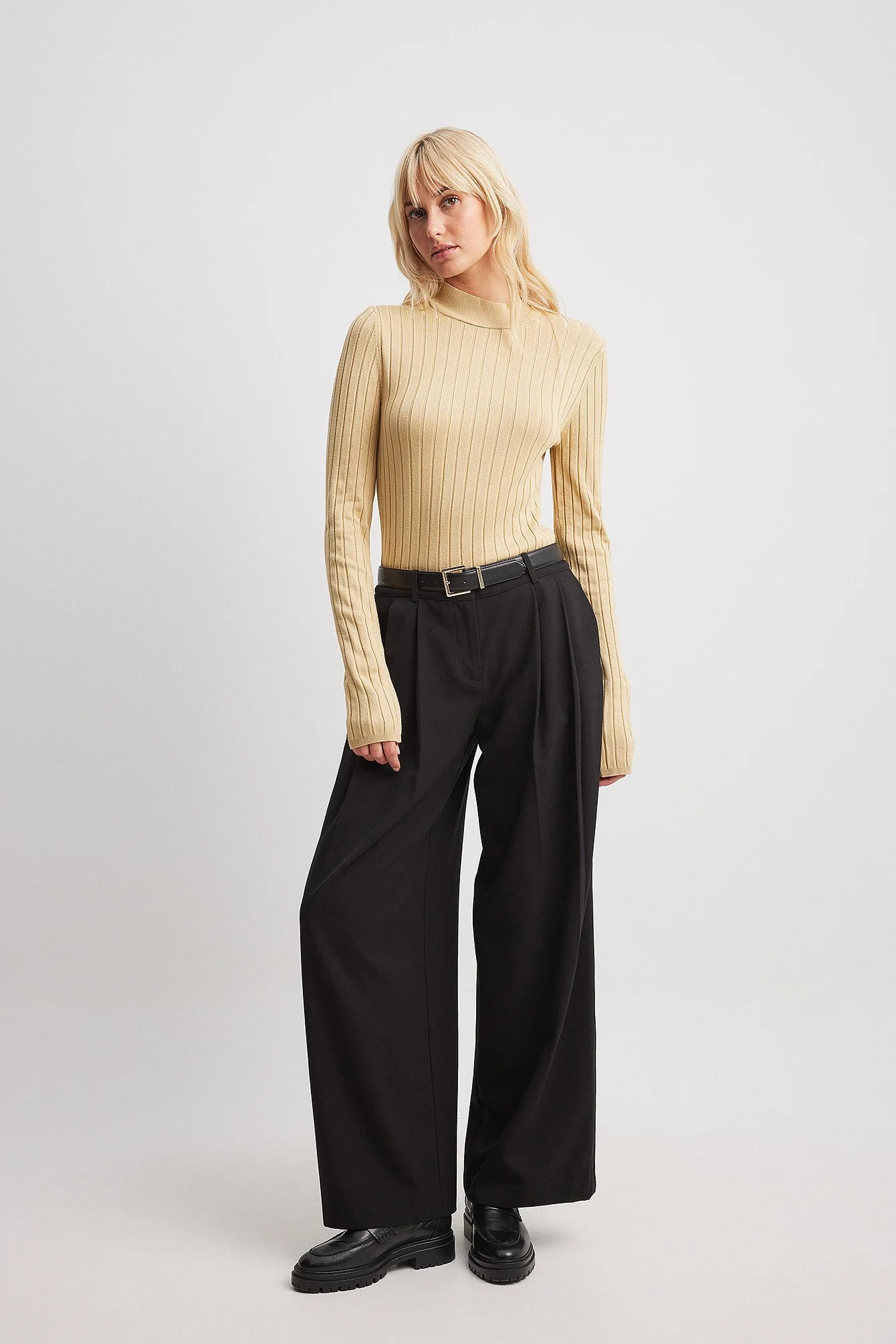 Gerippter Strickpullover mit hohem Ausschnitt