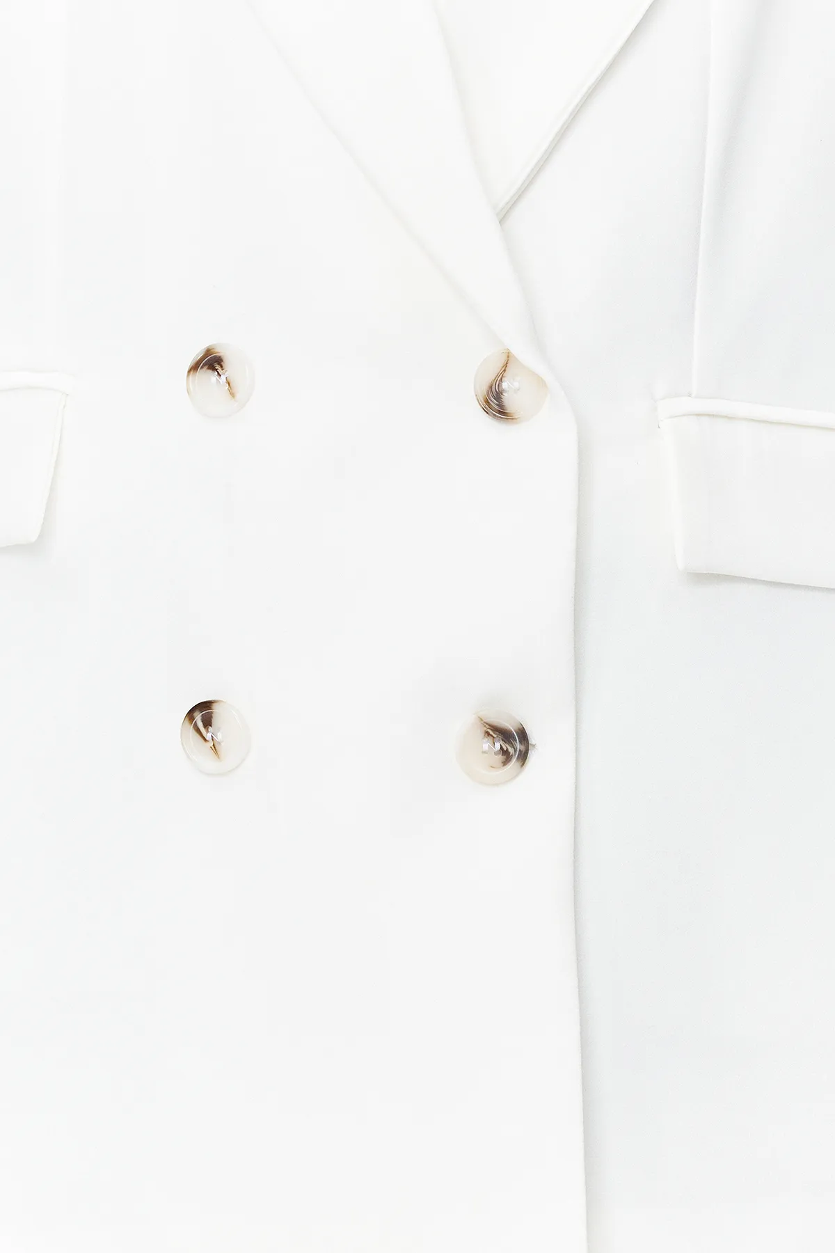 Trendyol Collection  Weiße, übergroße, gefütterte, geknöpfte gewebte Blazerjacke TWOAW22CE0167