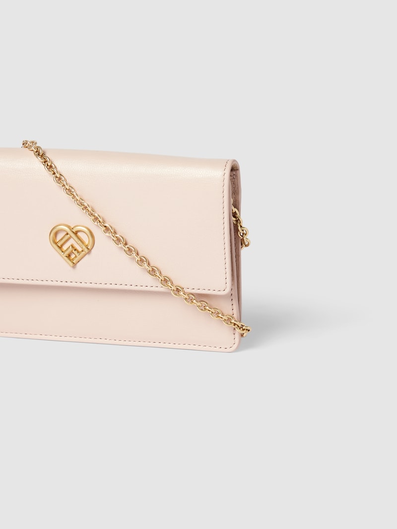 Clutch mit Label-Applikation in rosé