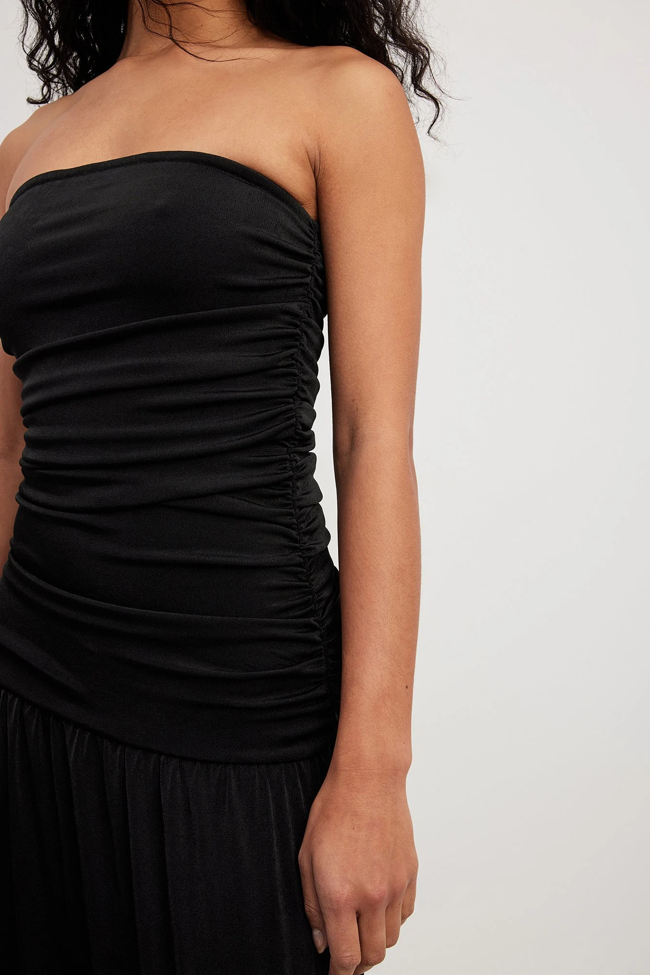 Tief ausgeschnittenes fließendes Kleid