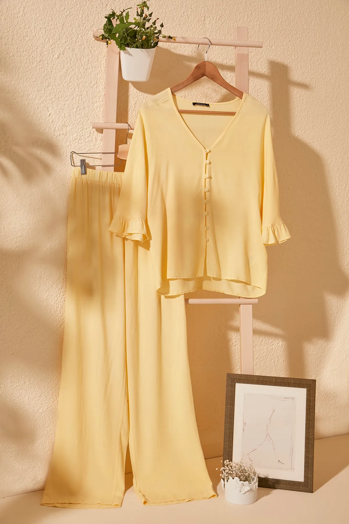 Trendyol Collection  Pyjama-Set aus Viskosegewebe mit Rüschen und gelben Ärmeln THMSS20PT0130