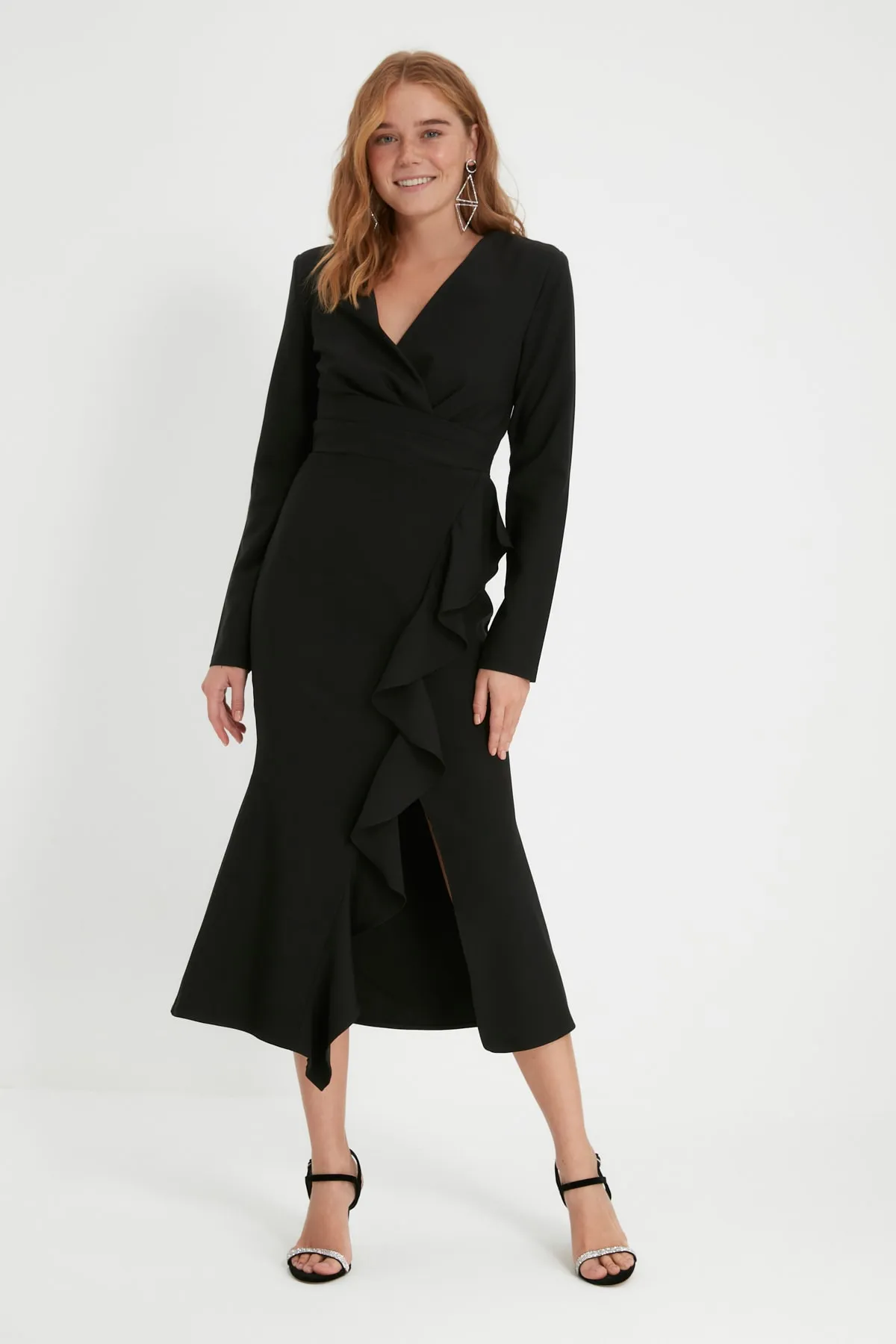 Trendyol Collection  Schwarzes, detailliertes Abendkleid mit Kragen TPRAW22EL2446
