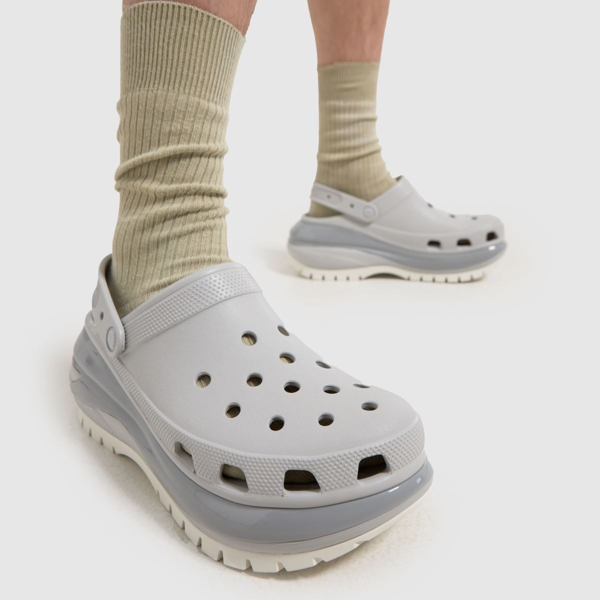 Crocs Mega Crush klumpa szandál világosszürke színben