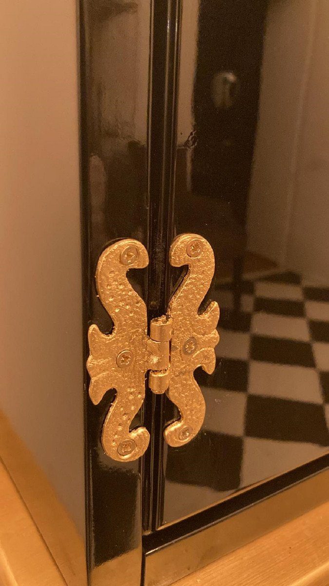Casa Padrino Barschrank Pompöös by Luxus Barock Barschrank Schwarz / Gold - Pompööser Barock Weinschrank designed by Harald Glööckler - Barock Bar Möbel - Edel & Prunkvoll
