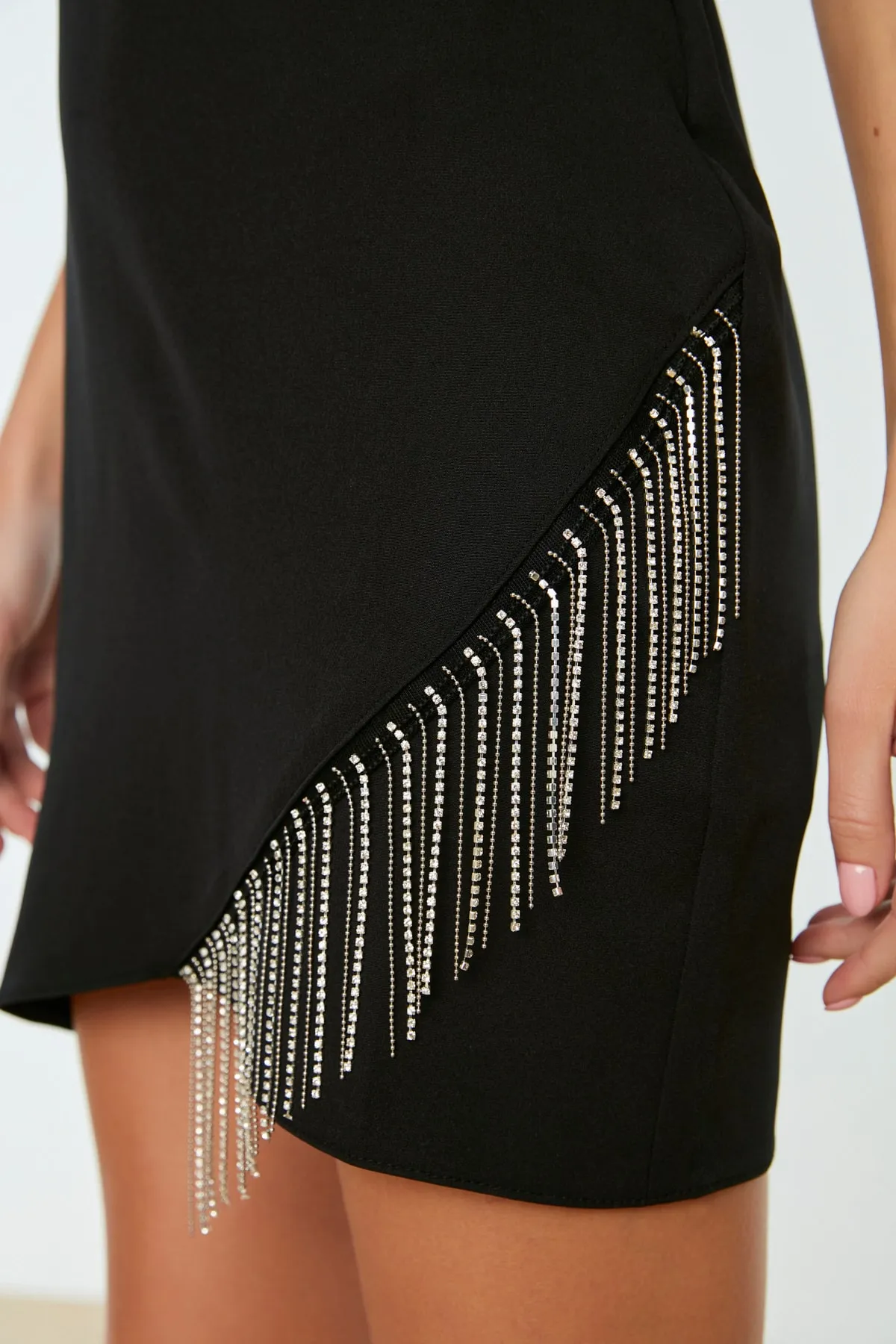 Trendyol Collection  Elegantes Abendkleid mit schwarzem Accessoire-Detail TPRSS22EL1995