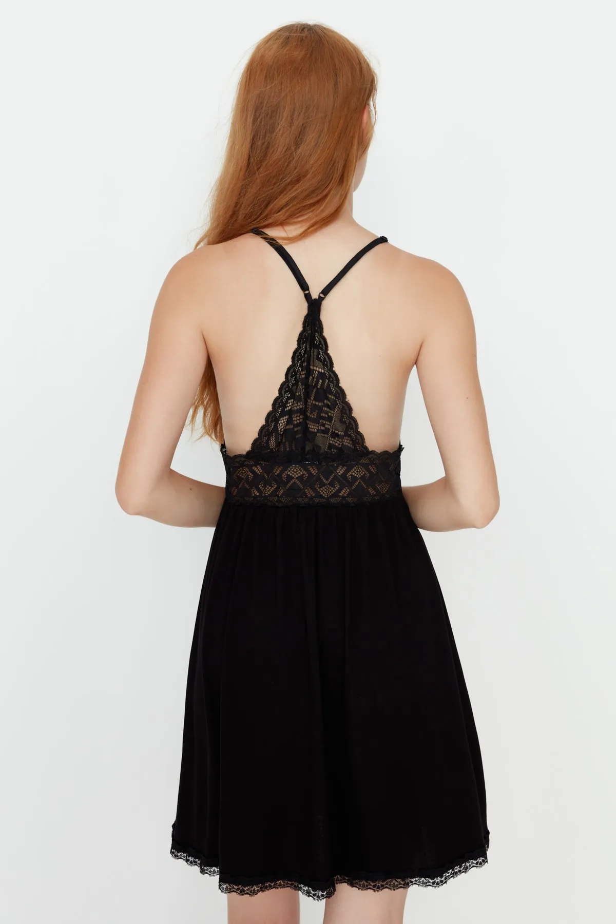 Trendyol Collection  Schwarzes Stricknachthemd mit Spitze und Seilriemen auf der Rückseite THMSS20GC0014
