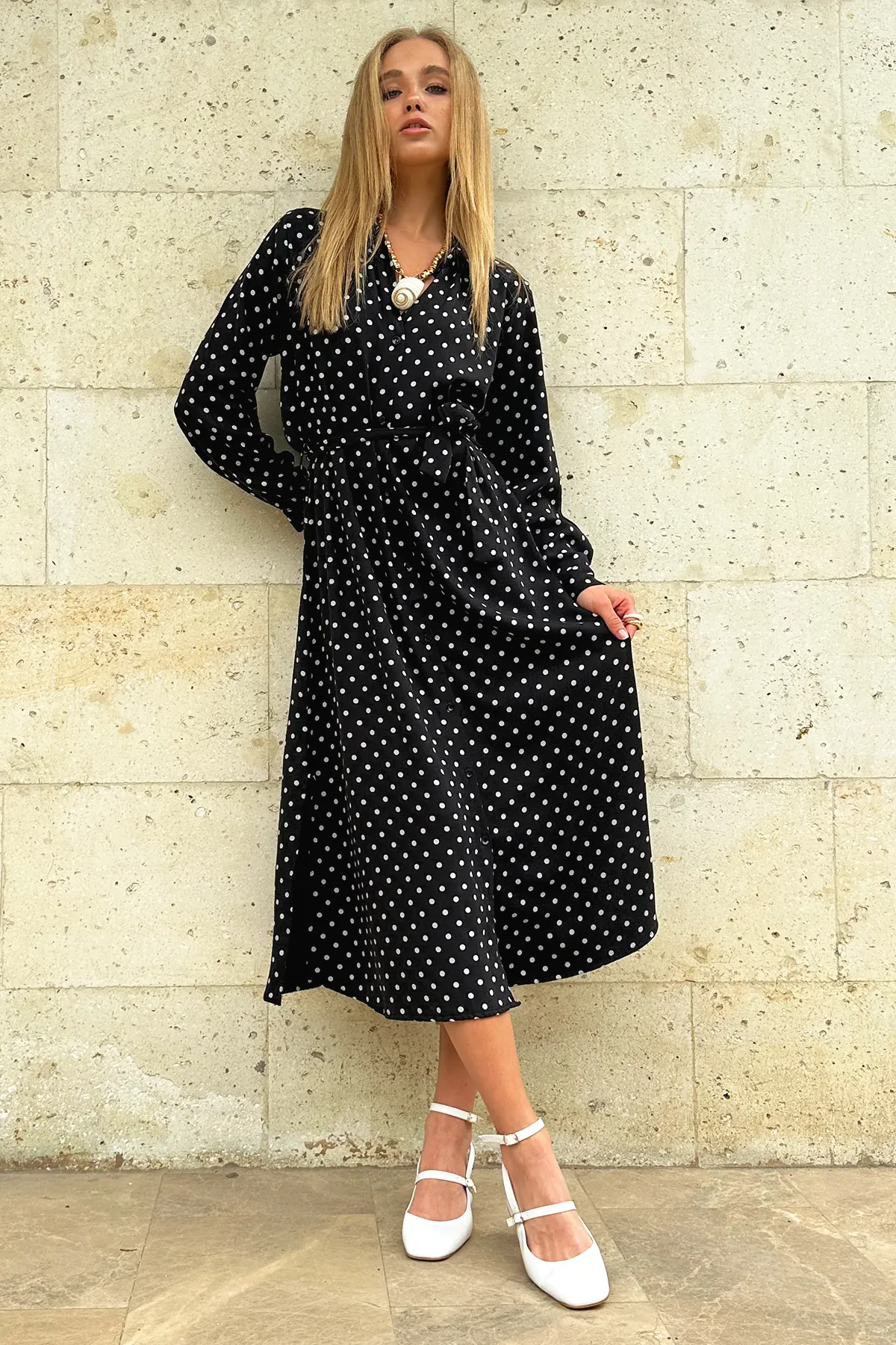 Trend Alaçatı Stili  Schwarzes, gepunktetes, gewebtes Viscon-Hemdkleid für Damen ALC-X6247