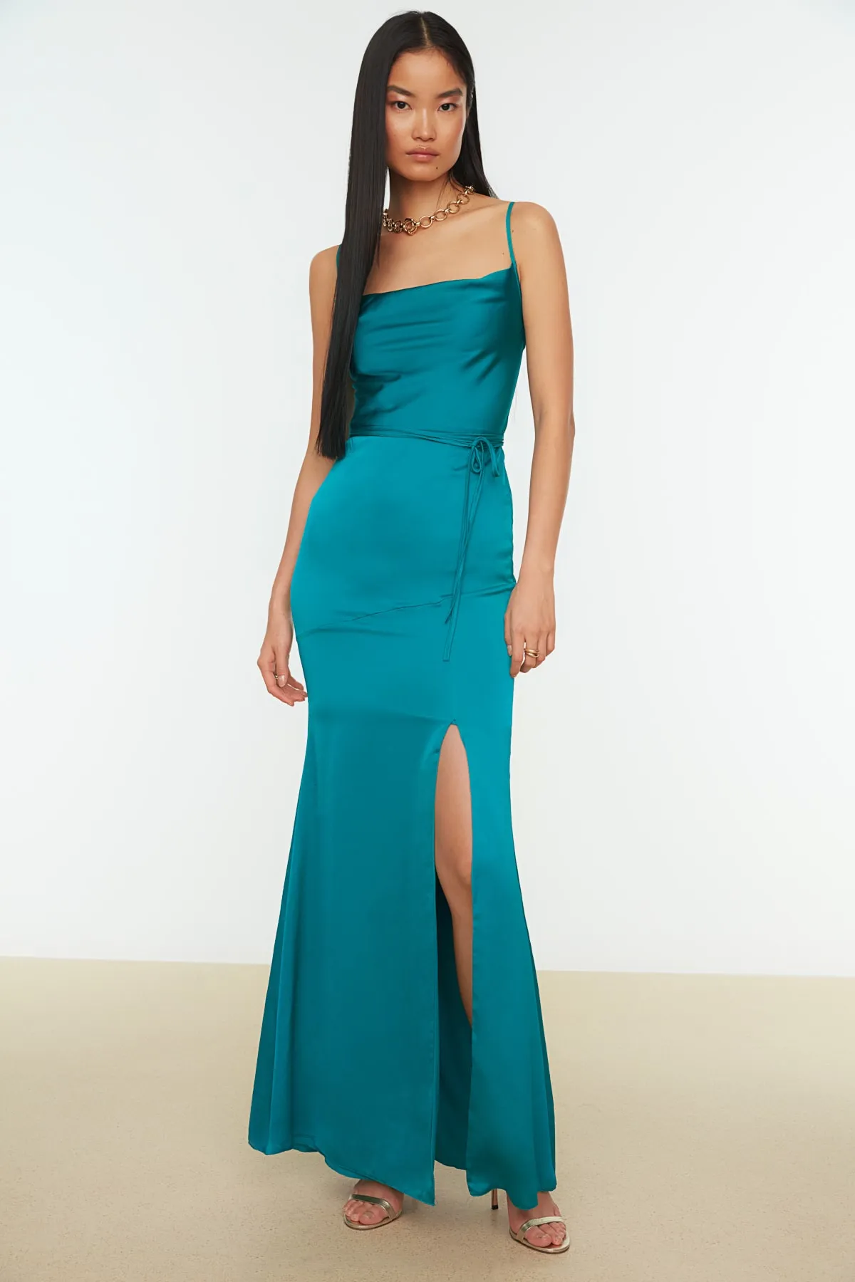 Trendyol Collection  Smaragdgrünes langes Abendkleid aus gewebtem Satin mit Gürtel und Futter TPRSS21AE0063