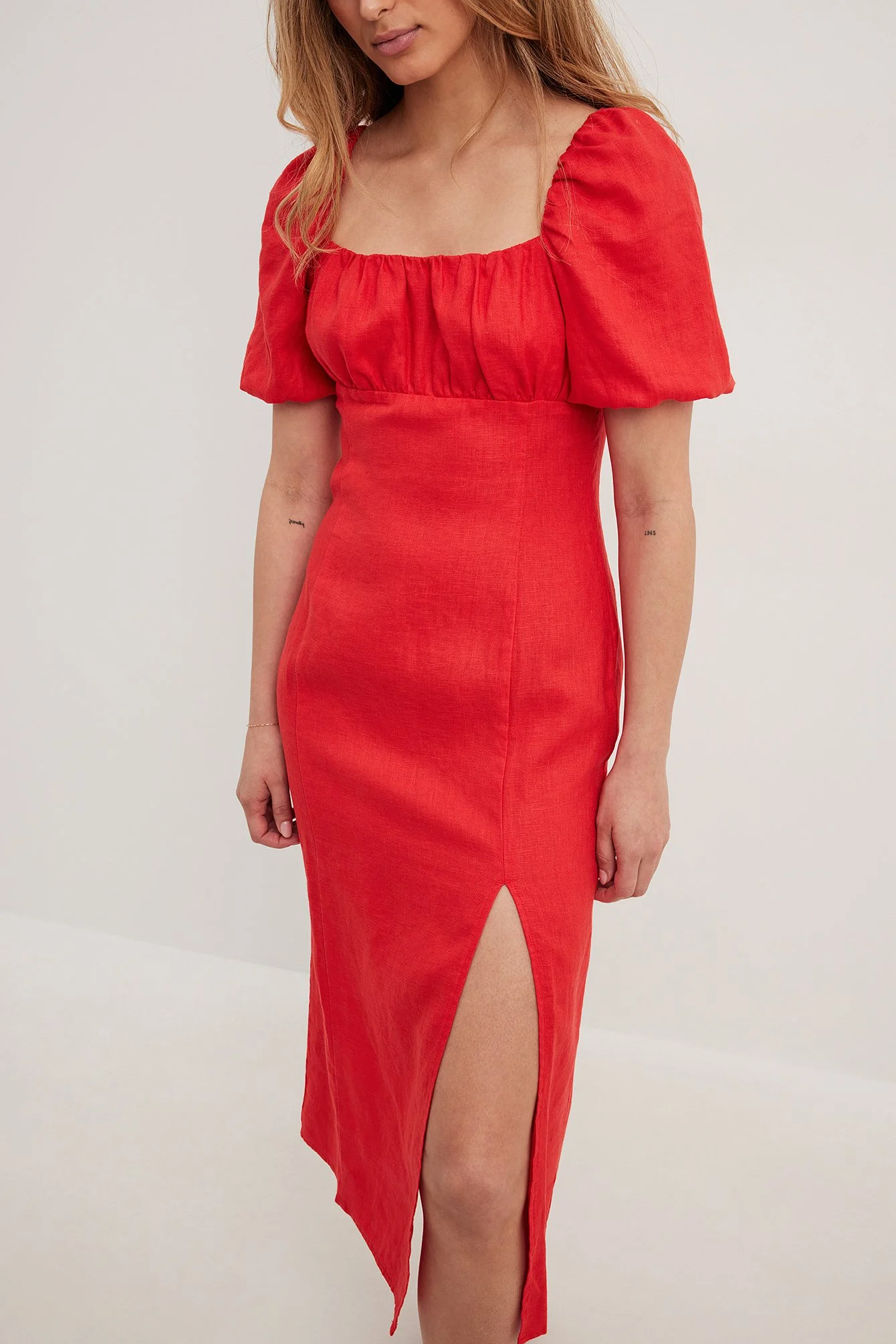 Gerafftes Leinenkleid mit Brustschlitzen