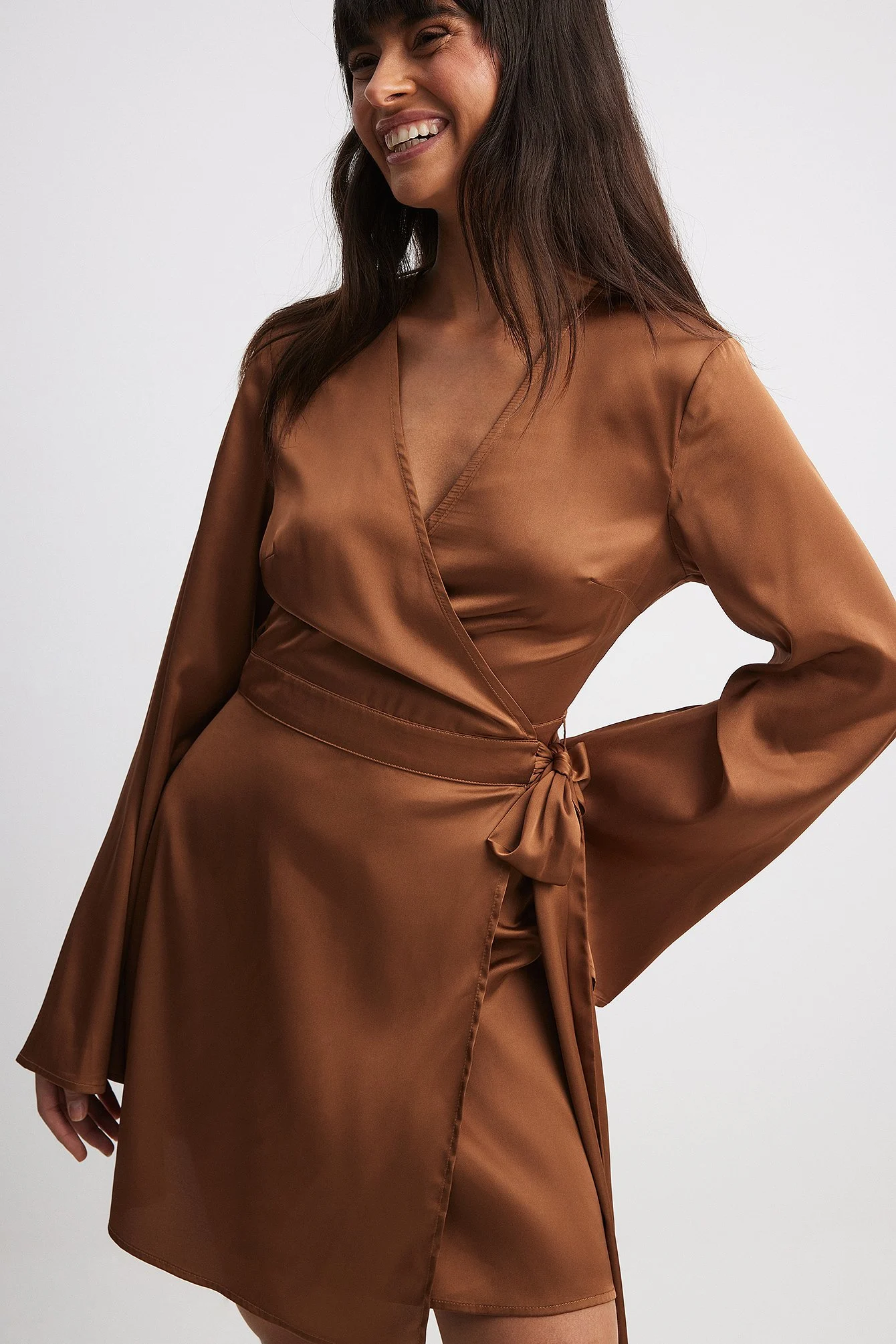 Fließendes Minikleid mit Bindegürtel