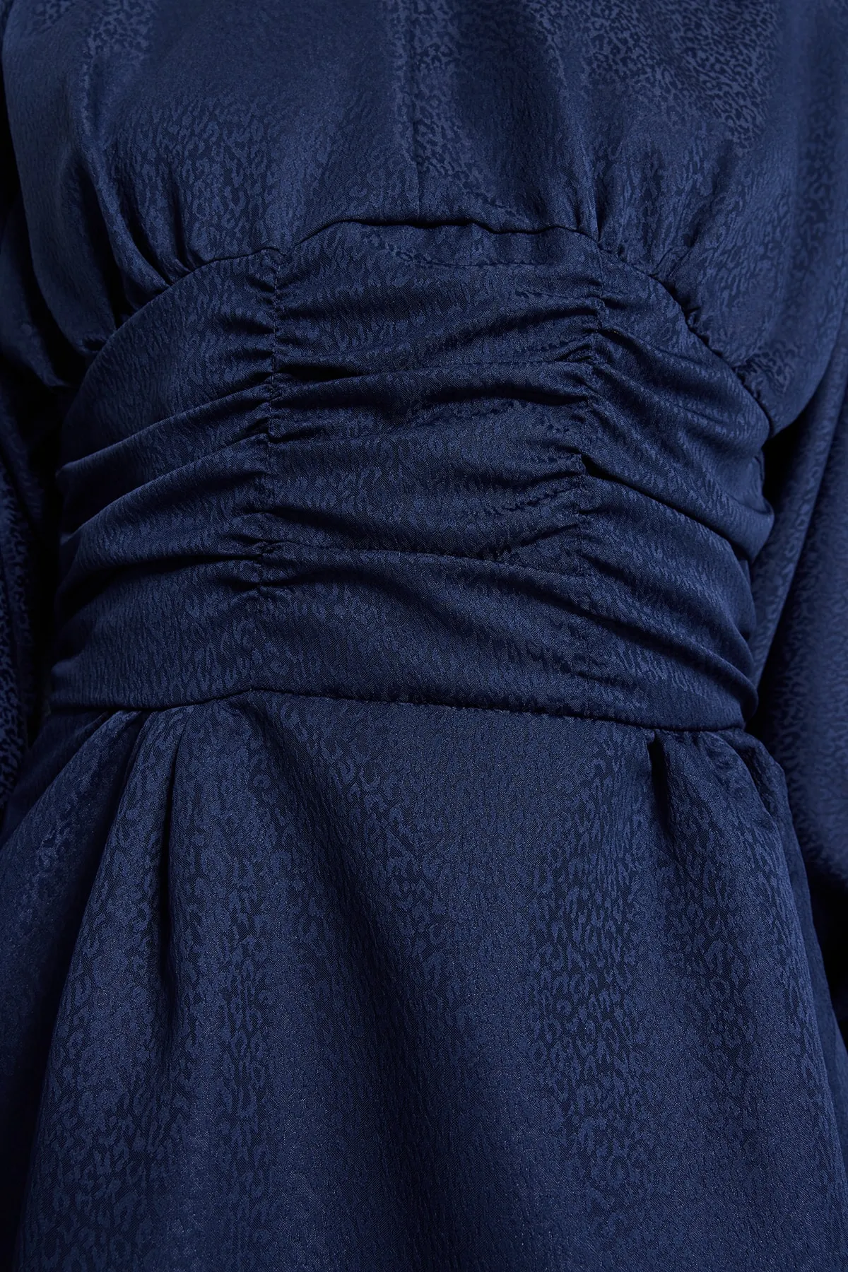 Trendyol Modest  Marineblaues Abendkleid mit drapierter Taille und Ballonärmeln, selbst gemustert TCTSS23DB00017