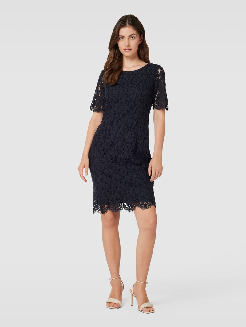 Knielanges Kleid mit Lochmuster in marineblau